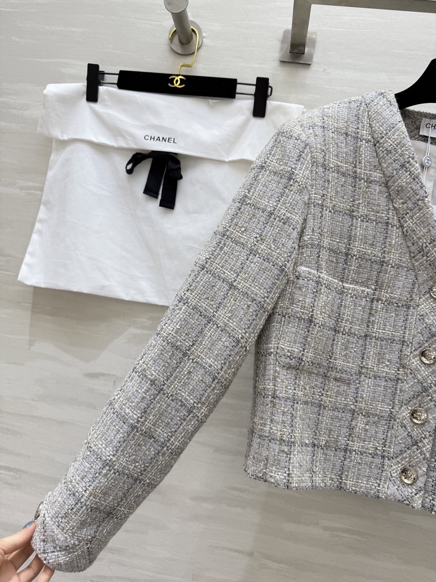 #Chane♡斜纹软呢外套 经典米灰色格纹 优雅复古气质满分 细节超精致 原版定制面料轻盈有质感 秋冬穿