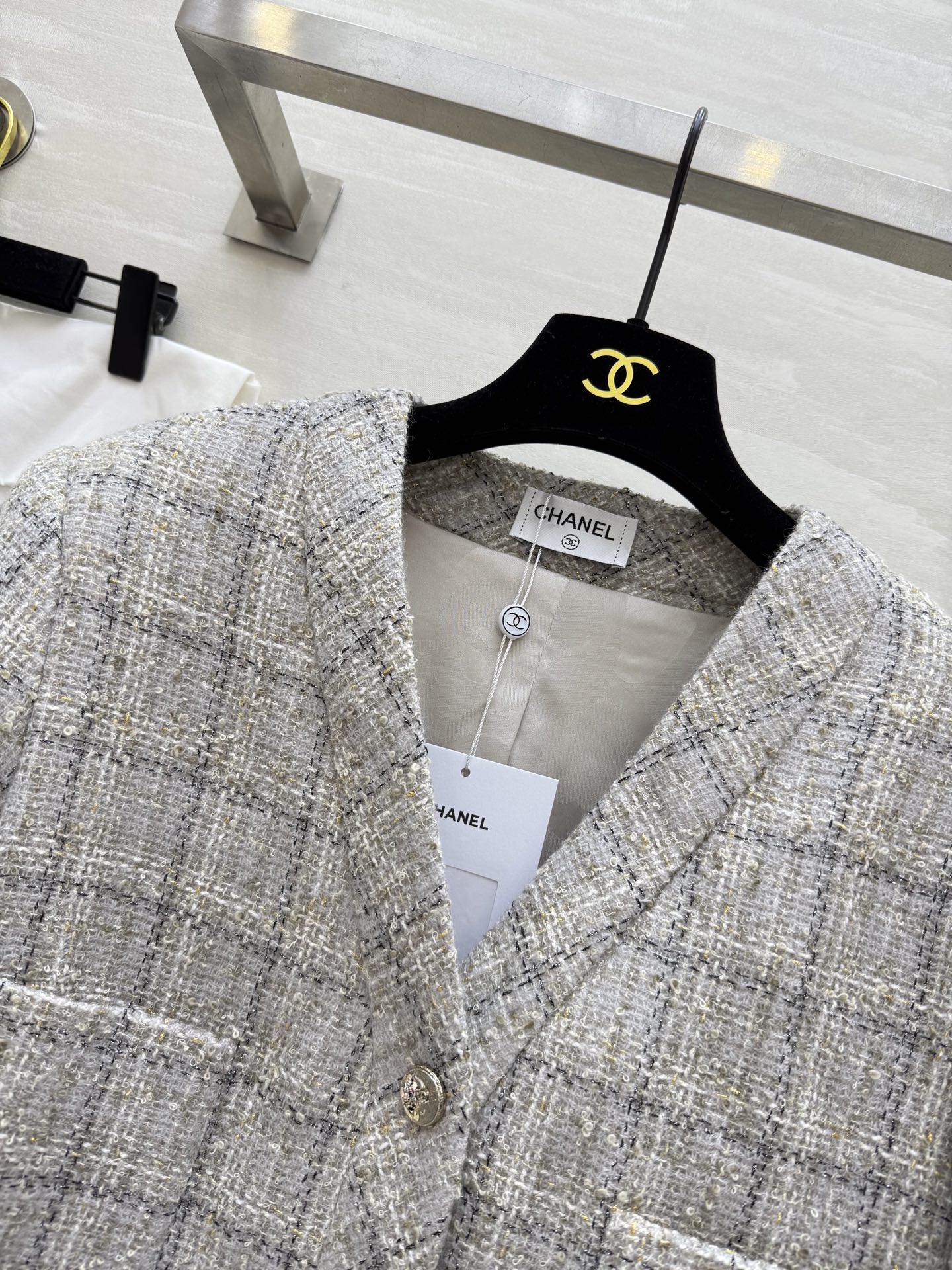 #Chane♡斜纹软呢外套 经典米灰色格纹 优雅复古气质满分 细节超精致 原版定制面料轻盈有质感 秋冬穿