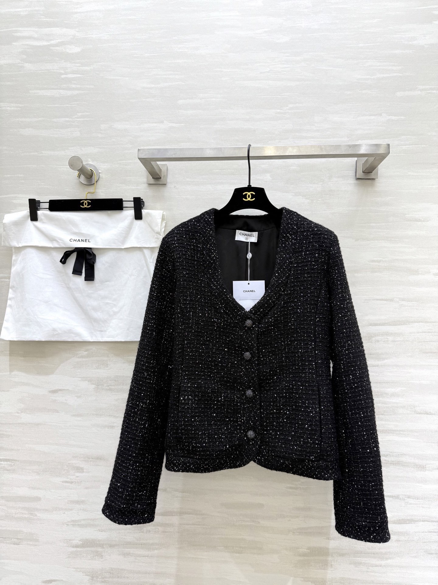 NO:737246,#Chane Explosive Sequined Soft Tweed Jacket Custom sequined woven tweed fabric is exquisite and high-quality. Available in stock for the first time, size 36/38/40 (shoulder width 38, bust 92, length 58),,chanel,jackets & coats,19860909#Chane爆闪珠片软花呢外套 定制珠片编织花呢面料精致高级 高品质 现货首发size36/38/40（36码肩宽38,胸围92,衣长58）,,chanel,jackets & coats,,Women's clothing