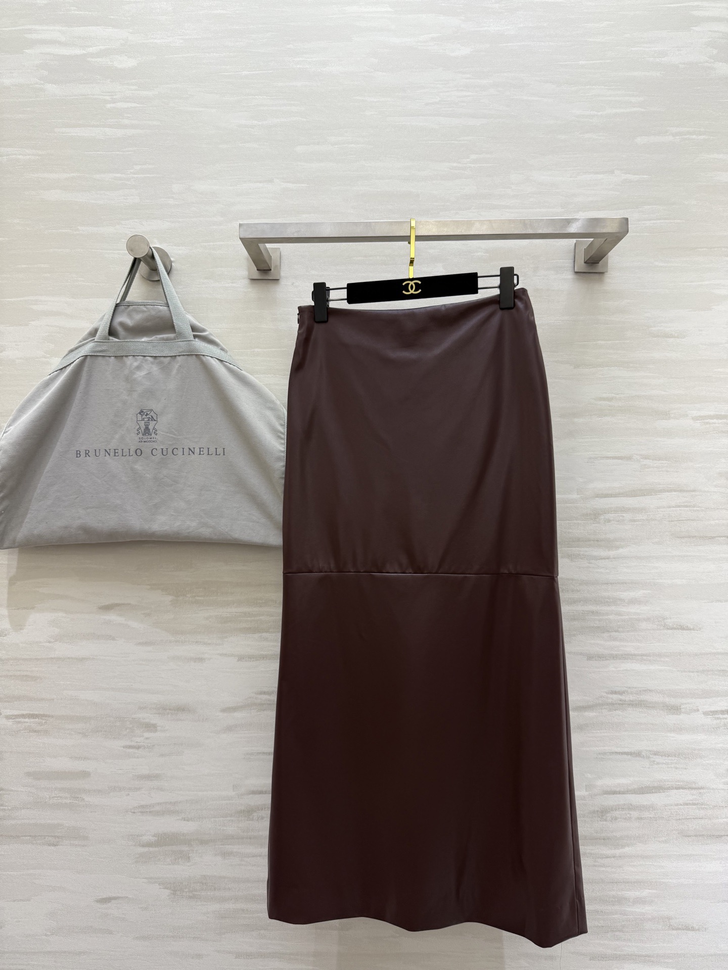 NO:737242,#Brunello Cucinell's new eco-friendly protein leather skirt. The coffee color is gentle and retro. The black is cool and versatile. The shape is huge. The straight cut hides the crotch and covers the legs. The protein leather feels soft and not stuffy or hard at all. It is perfect for matching with sweaters, sweatshirts and short jackets in early spring!  Whether you are commuting or dating, no matter who wears it, your temperament will be the best!  High-quality customization, available in stock first size S/M/L (S size waist 68, hip 88, skirt length 94), brunello cucinelli, hoodie, sweatshirts, skirts, jackets & coats, sweaters,19860909#Brunello Cucinell新款 环保蛋白皮半裙 咖色温柔复古 黑色酷飒百搭 版型巨正 直筒剪裁藏胯又遮腿 蛋白皮手感软乎乎 完全不闷不硬 早春搭配毛衣、卫衣、短外套都封神！通勤约会两不误,谁穿谁是气质挂！高品质定制 现货首发sizeS/M/L（s码腰围68,臀围88,裙长94）,,brunello cucinelli,hoodie,sweatshirts,skirts,jackets & coats,sweaters,,Women's clothing