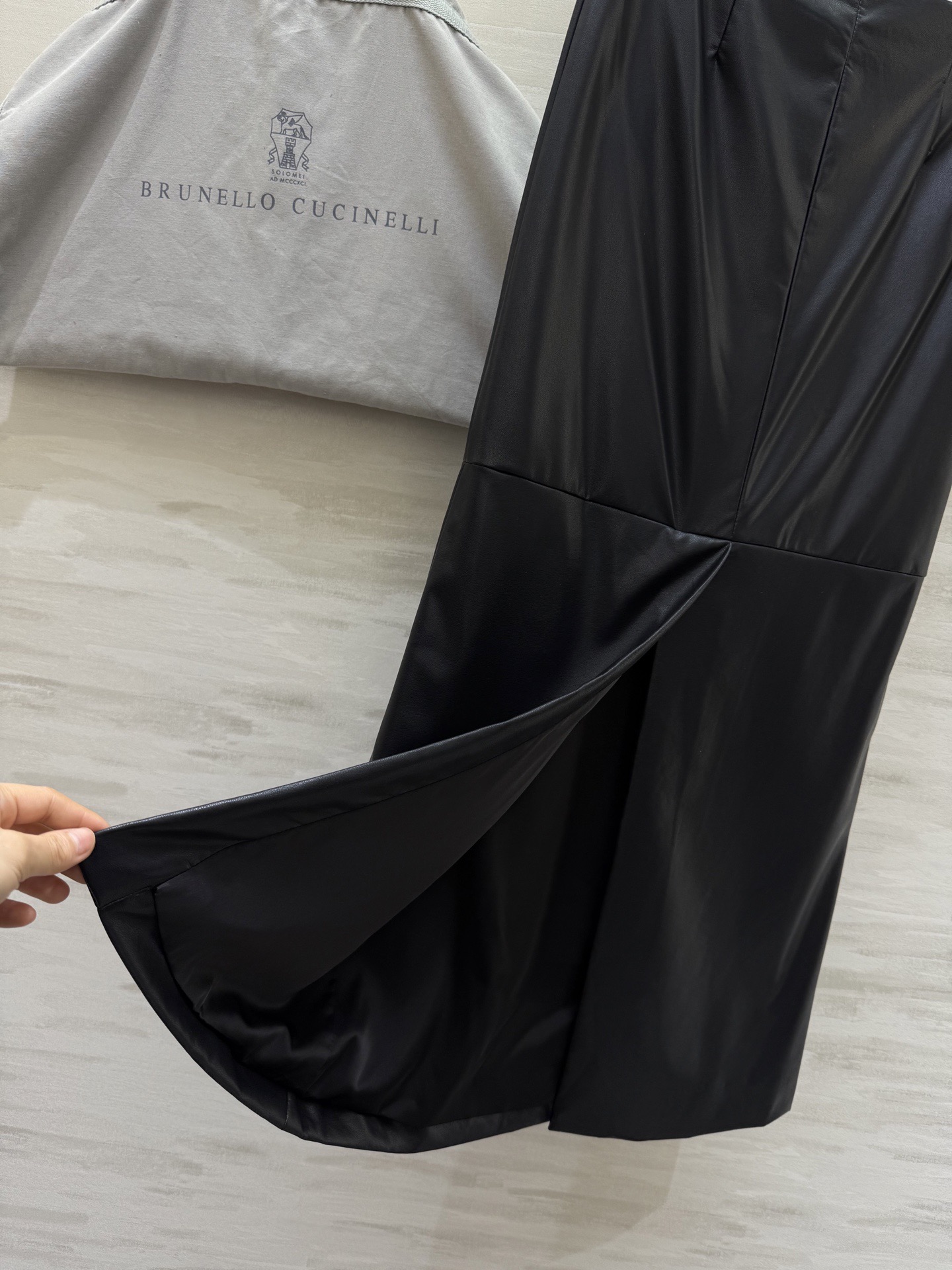 #Brunello Cucinell♡²⁶新款 环保蛋白皮半裙 咖色温柔复古 黑色酷飒百搭 版型巨正 直