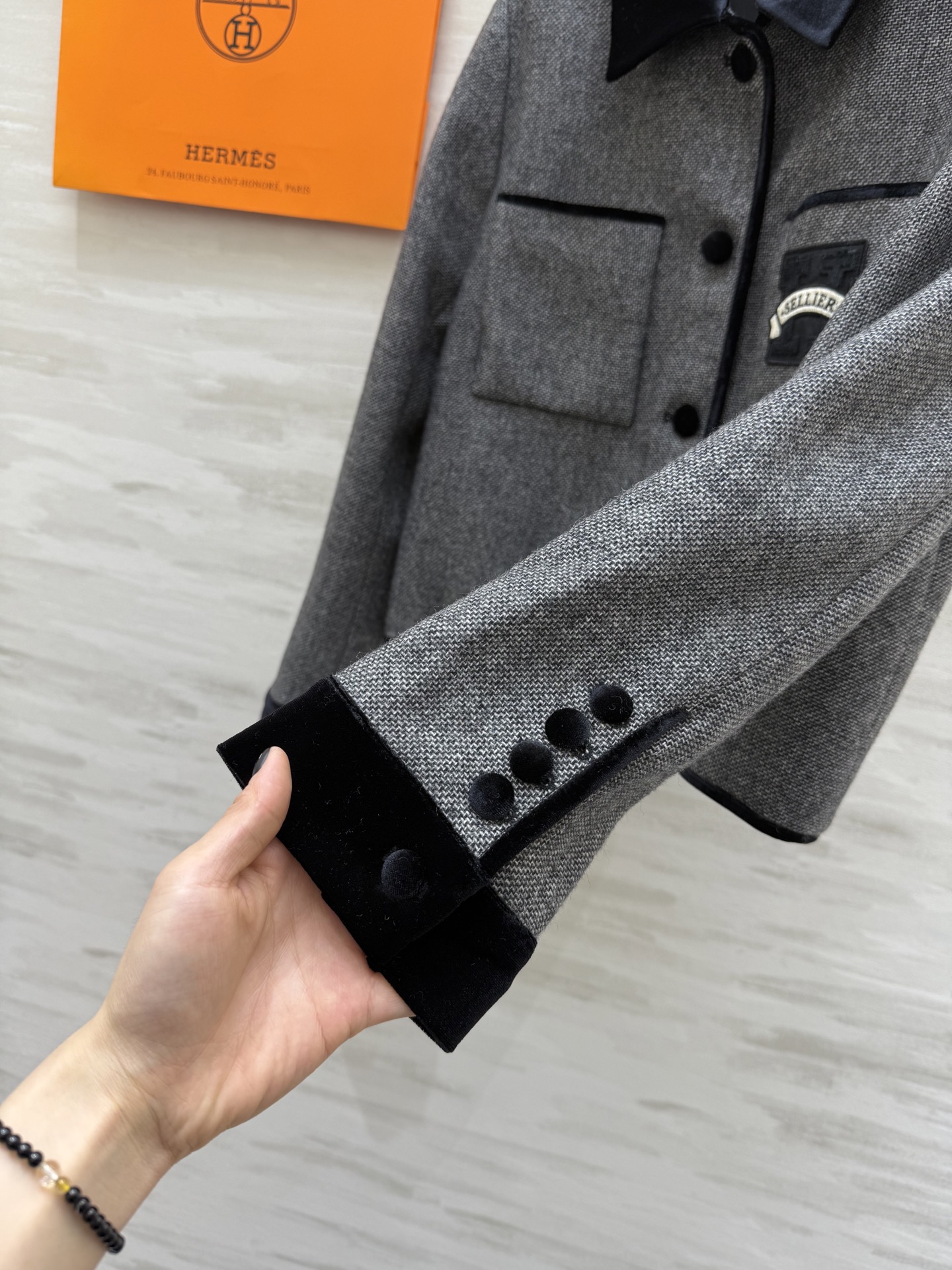 #Herme♡²⁶新款 羊毛混纺丝绒翻领外套 黑色翻领与袖口撞色设计 层次感满满 精致呼应丝绒宝扣点缀细