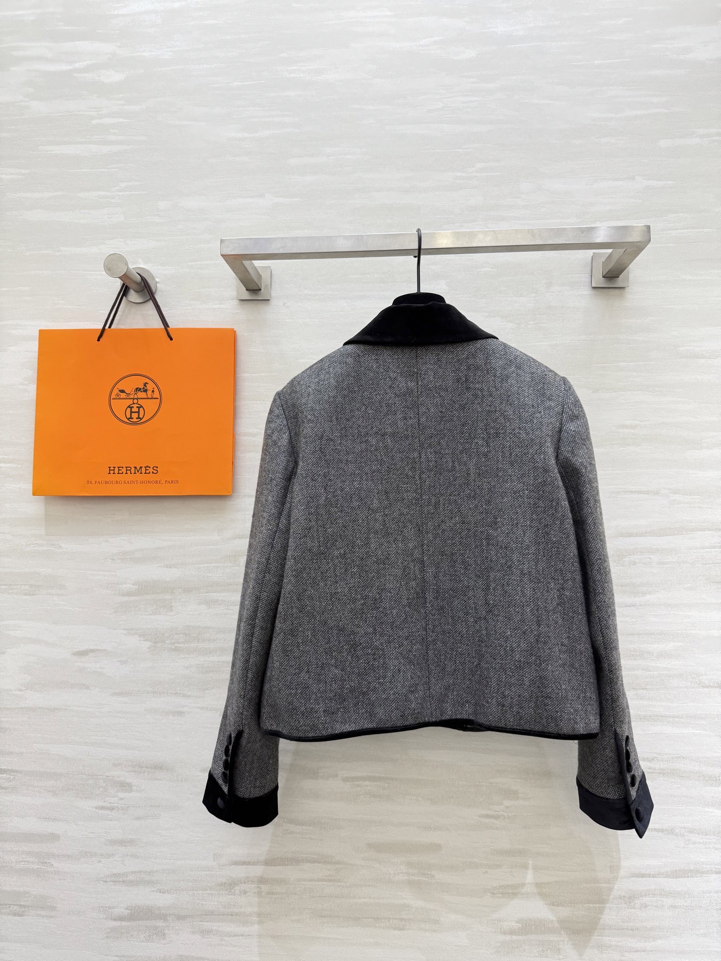 #Herme♡²⁶新款 羊毛混纺丝绒翻领外套 黑色翻领与袖口撞色设计 层次感满满 精致呼应丝绒宝扣点缀细