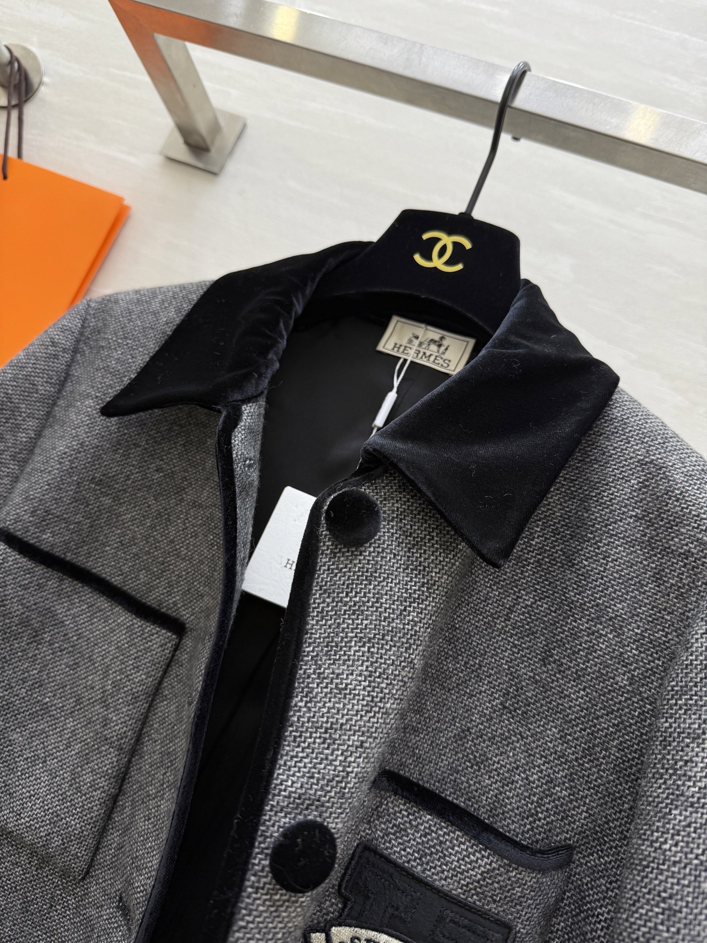 #Herme♡²⁶新款 羊毛混纺丝绒翻领外套 黑色翻领与袖口撞色设计 层次感满满 精致呼应丝绒宝扣点缀细