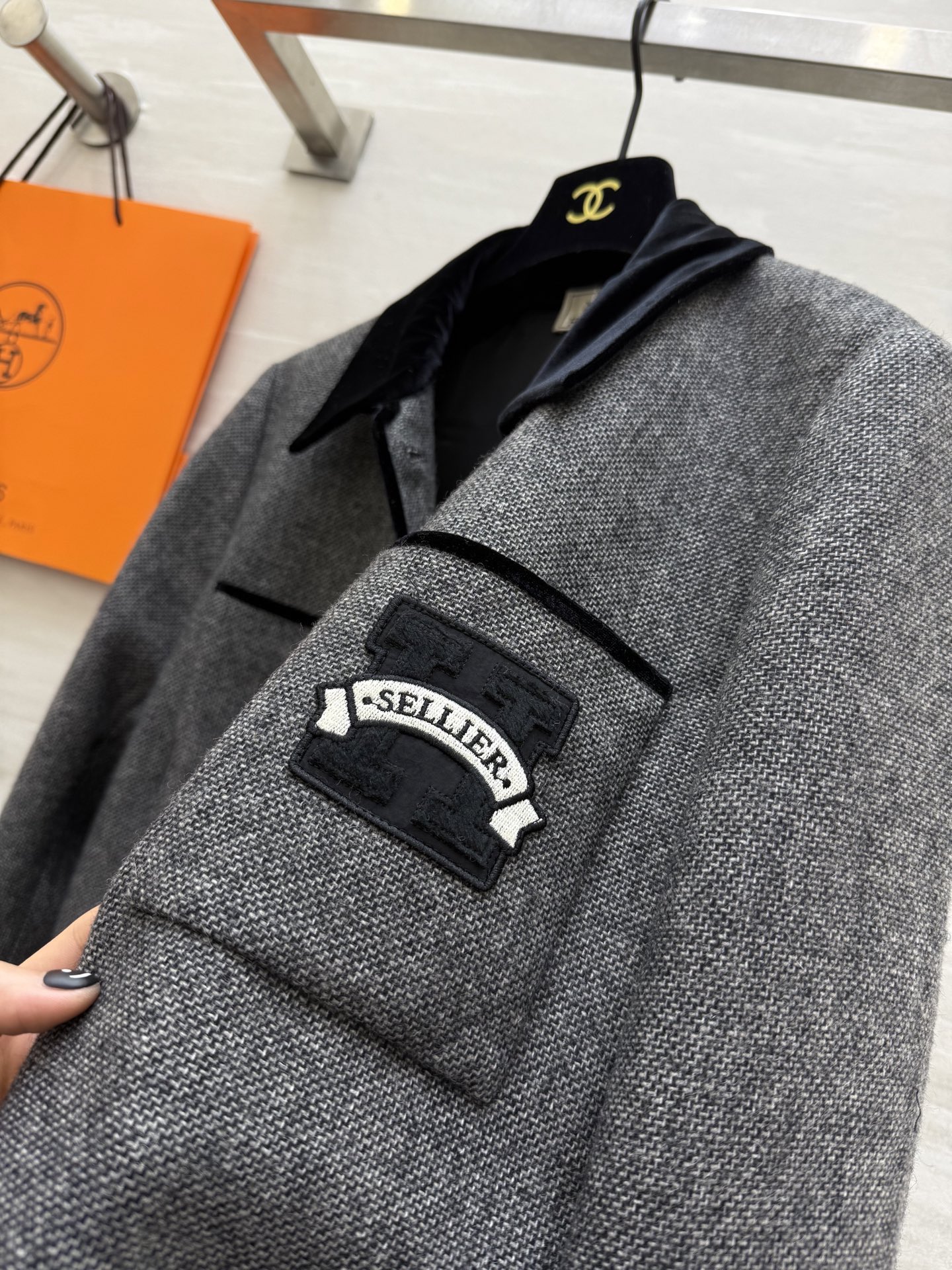 #Herme♡²⁶新款 羊毛混纺丝绒翻领外套 黑色翻领与袖口撞色设计 层次感满满 精致呼应丝绒宝扣点缀细