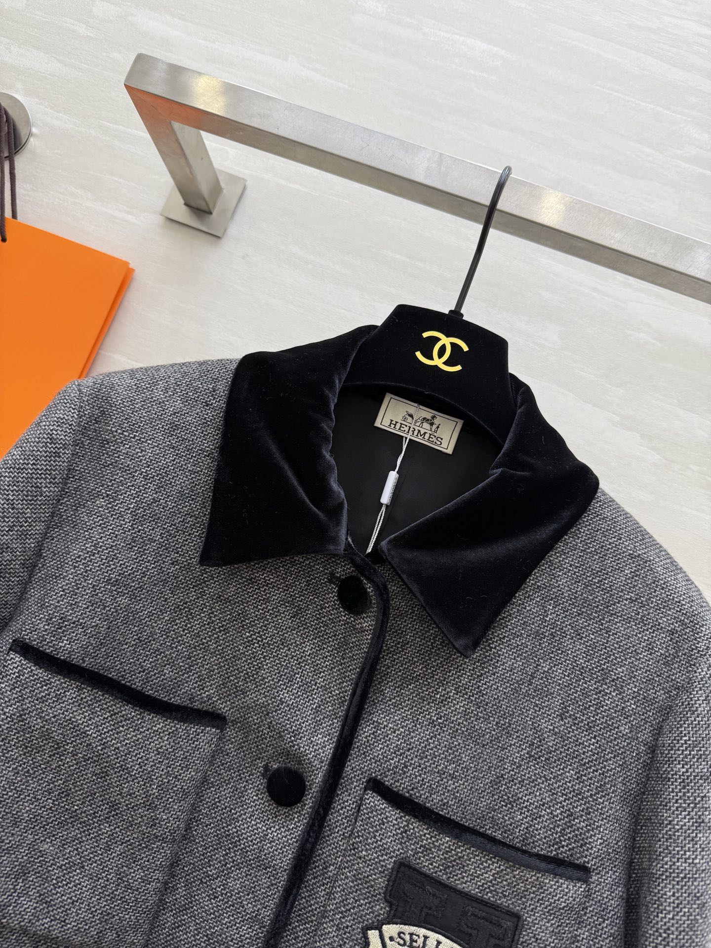 #Herme♡²⁶新款 羊毛混纺丝绒翻领外套 黑色翻领与袖口撞色设计 层次感满满 精致呼应丝绒宝扣点缀细