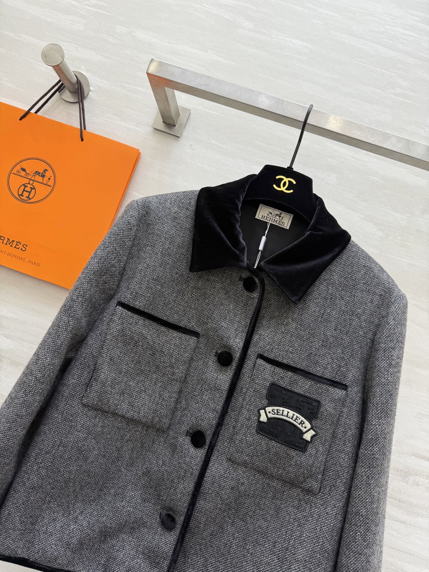 #Herme♡²⁶新款 羊毛混纺丝绒翻领外套 黑色翻领与袖口撞色设计 层次感满满 精致呼应丝绒宝扣点缀细