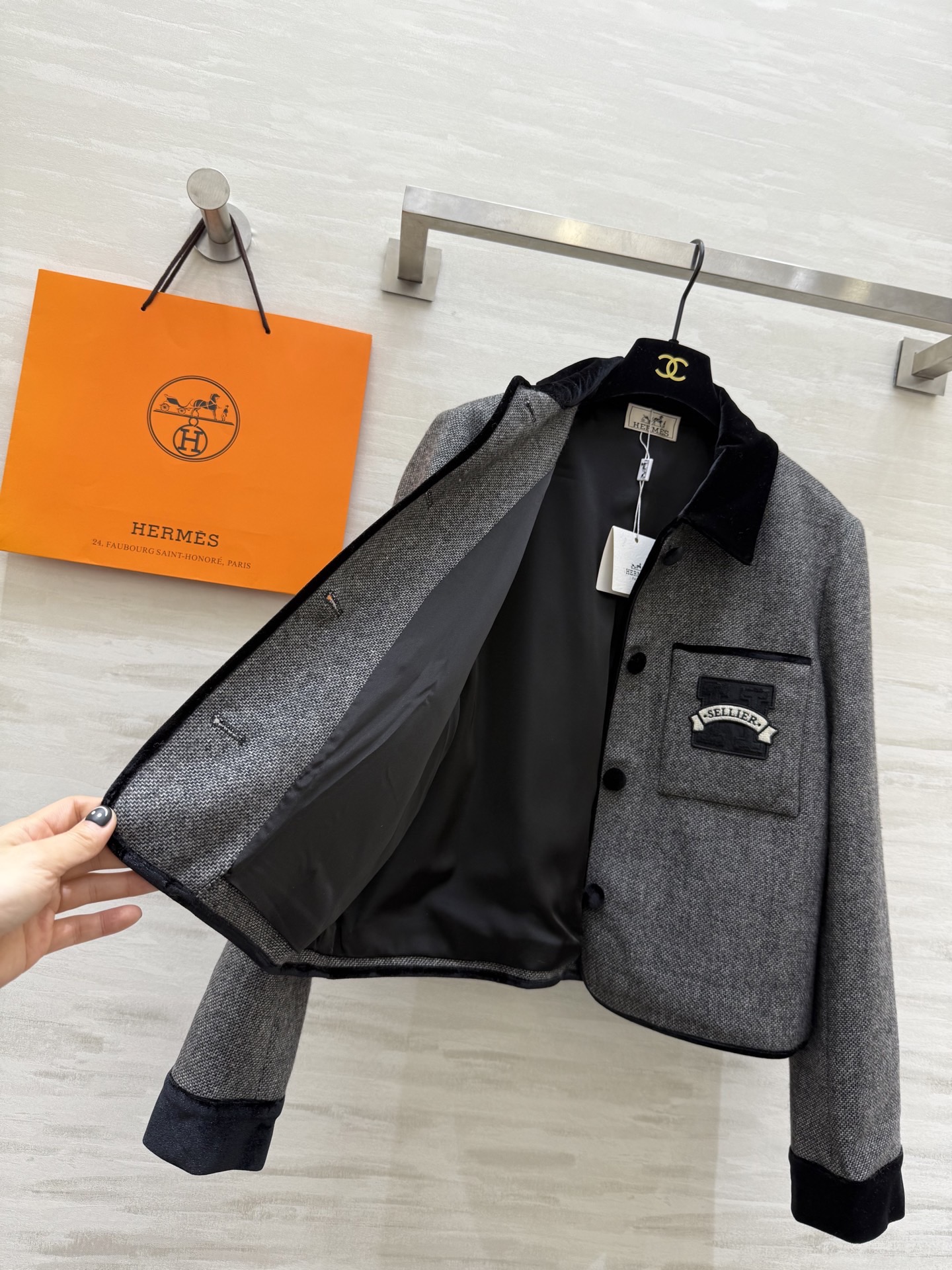 #Herme♡²⁶新款 羊毛混纺丝绒翻领外套 黑色翻领与袖口撞色设计 层次感满满 精致呼应丝绒宝扣点缀细