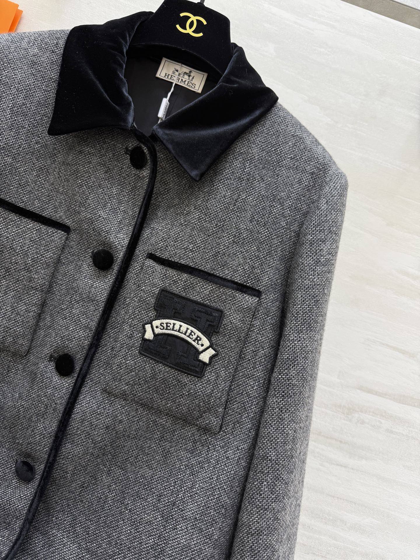 #Herme♡²⁶新款 羊毛混纺丝绒翻领外套 黑色翻领与袖口撞色设计 层次感满满 精致呼应丝绒宝扣点缀细
