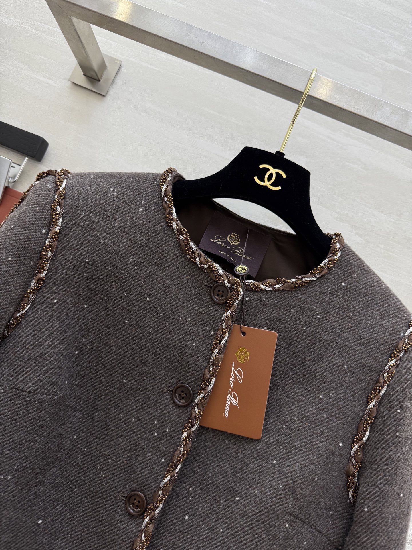 #Loro Pian♡新款 羊毛花呢外套 采用厚实羊毛混纺 保暖有质感 经典圆领无领设计 边缘点缀精致编