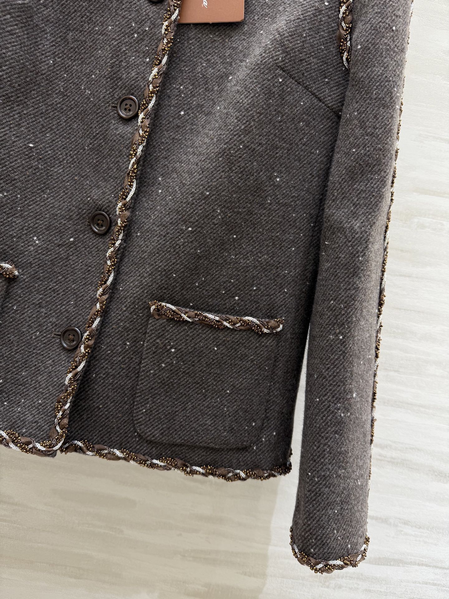 #Loro Pian♡新款 羊毛花呢外套 采用厚实羊毛混纺 保暖有质感 经典圆领无领设计 边缘点缀精致编