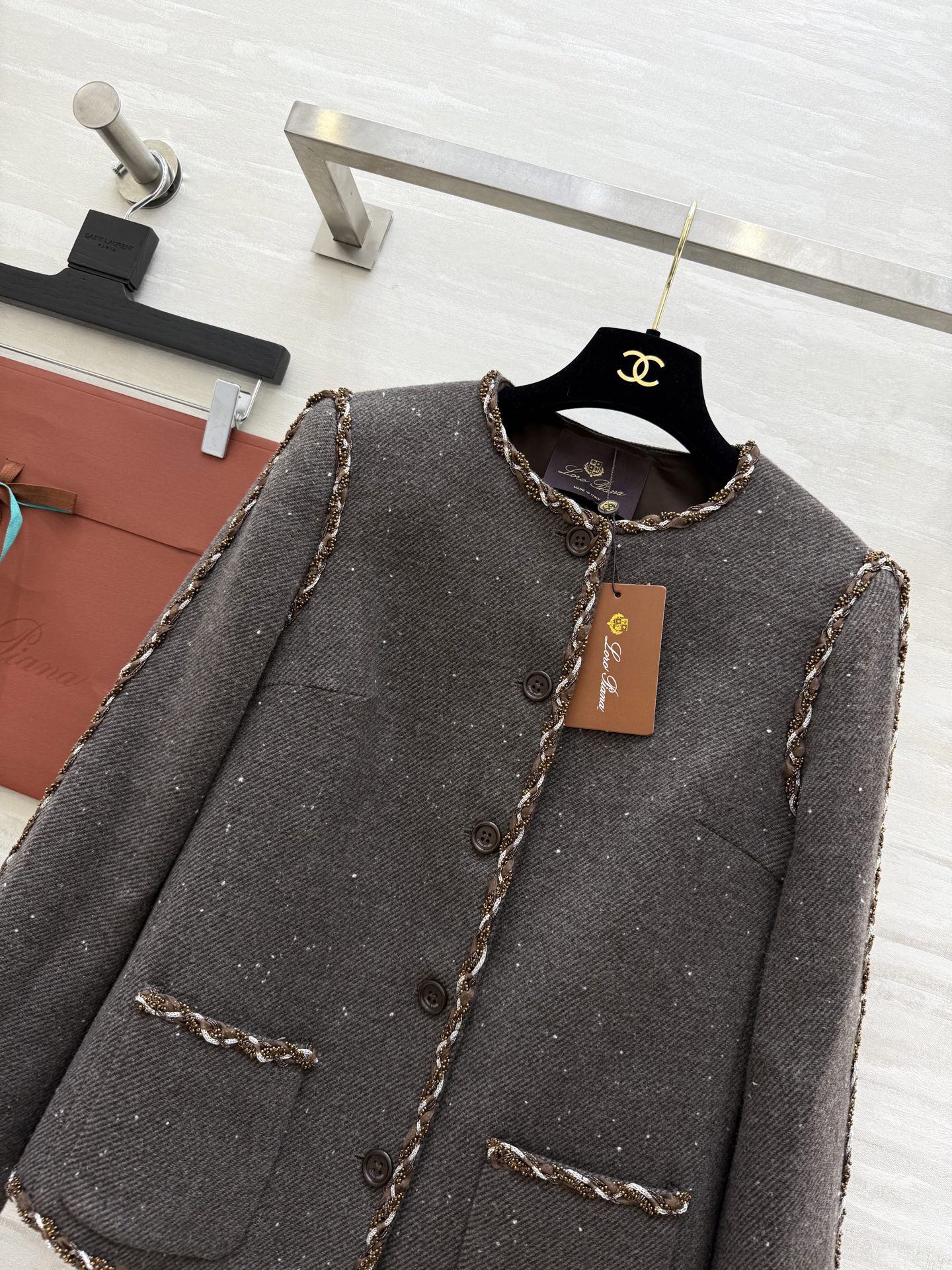 #Loro Pian♡新款 羊毛花呢外套 采用厚实羊毛混纺 保暖有质感 经典圆领无领设计 边缘点缀精致编