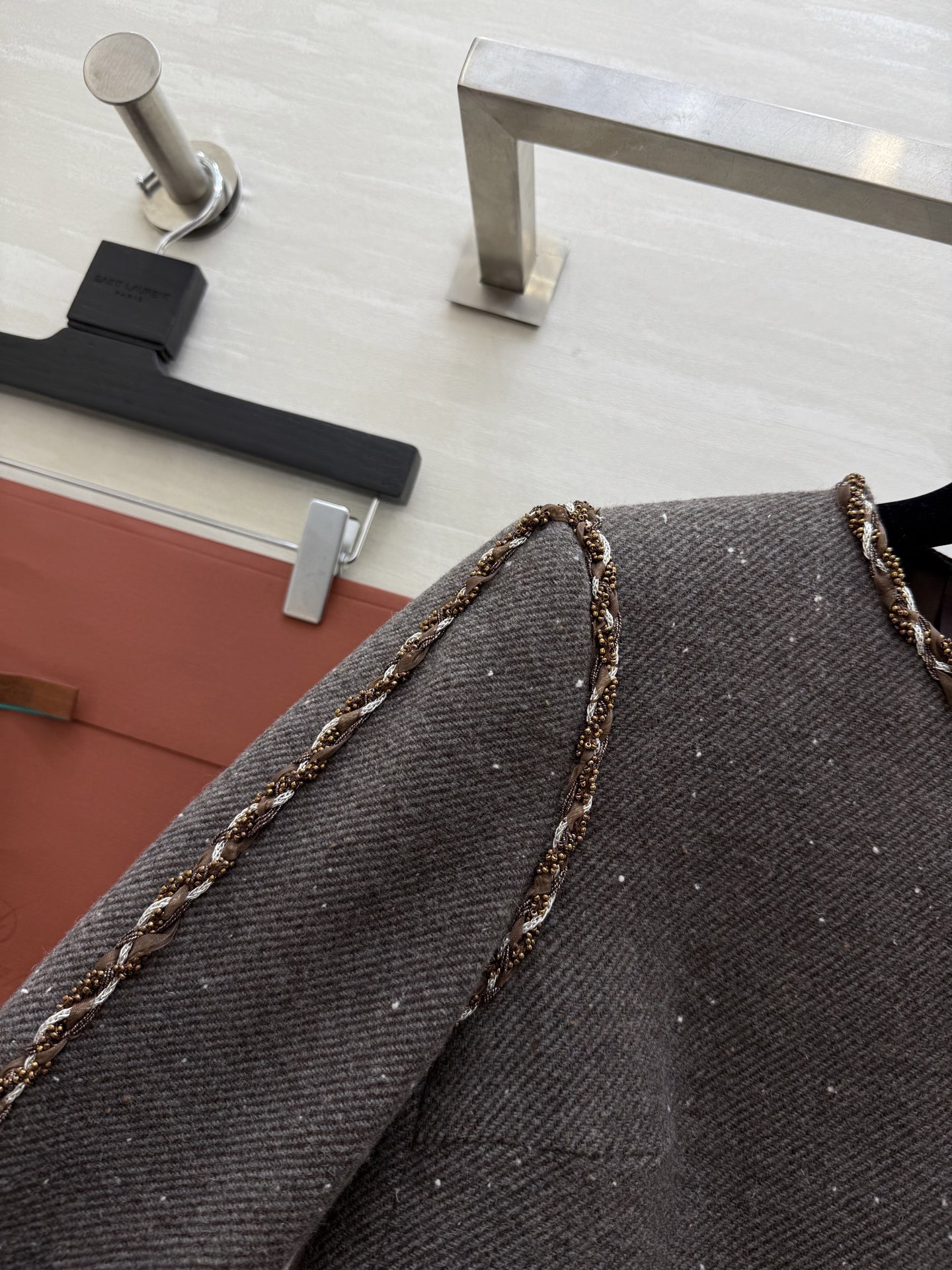 #Loro Pian♡新款 羊毛花呢外套 采用厚实羊毛混纺 保暖有质感 经典圆领无领设计 边缘点缀精致编