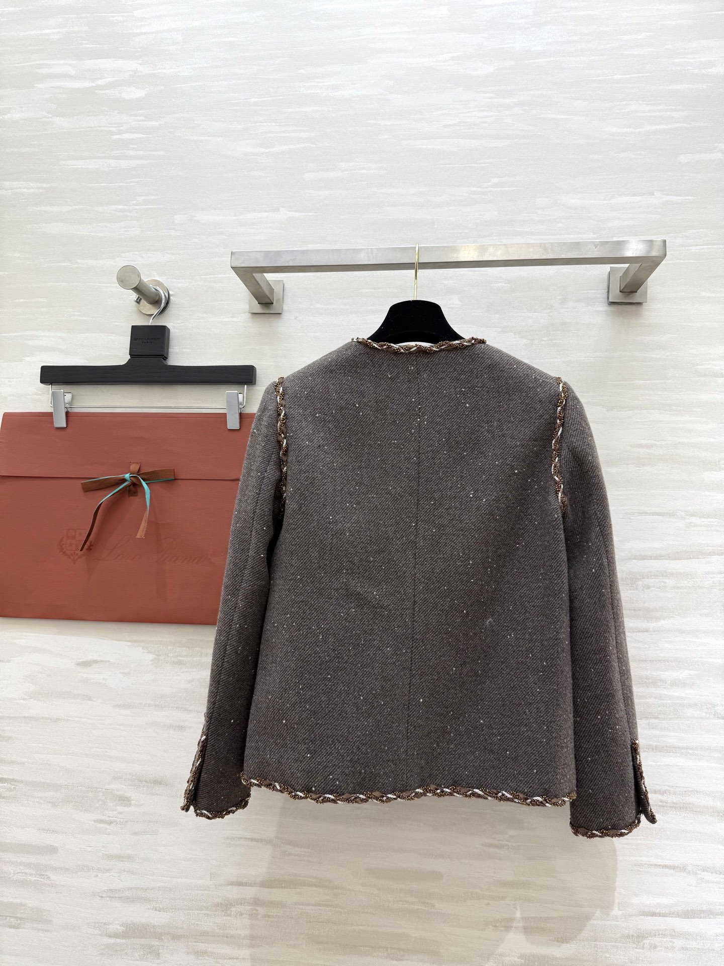 #Loro Pian♡新款 羊毛花呢外套 采用厚实羊毛混纺 保暖有质感 经典圆领无领设计 边缘点缀精致编