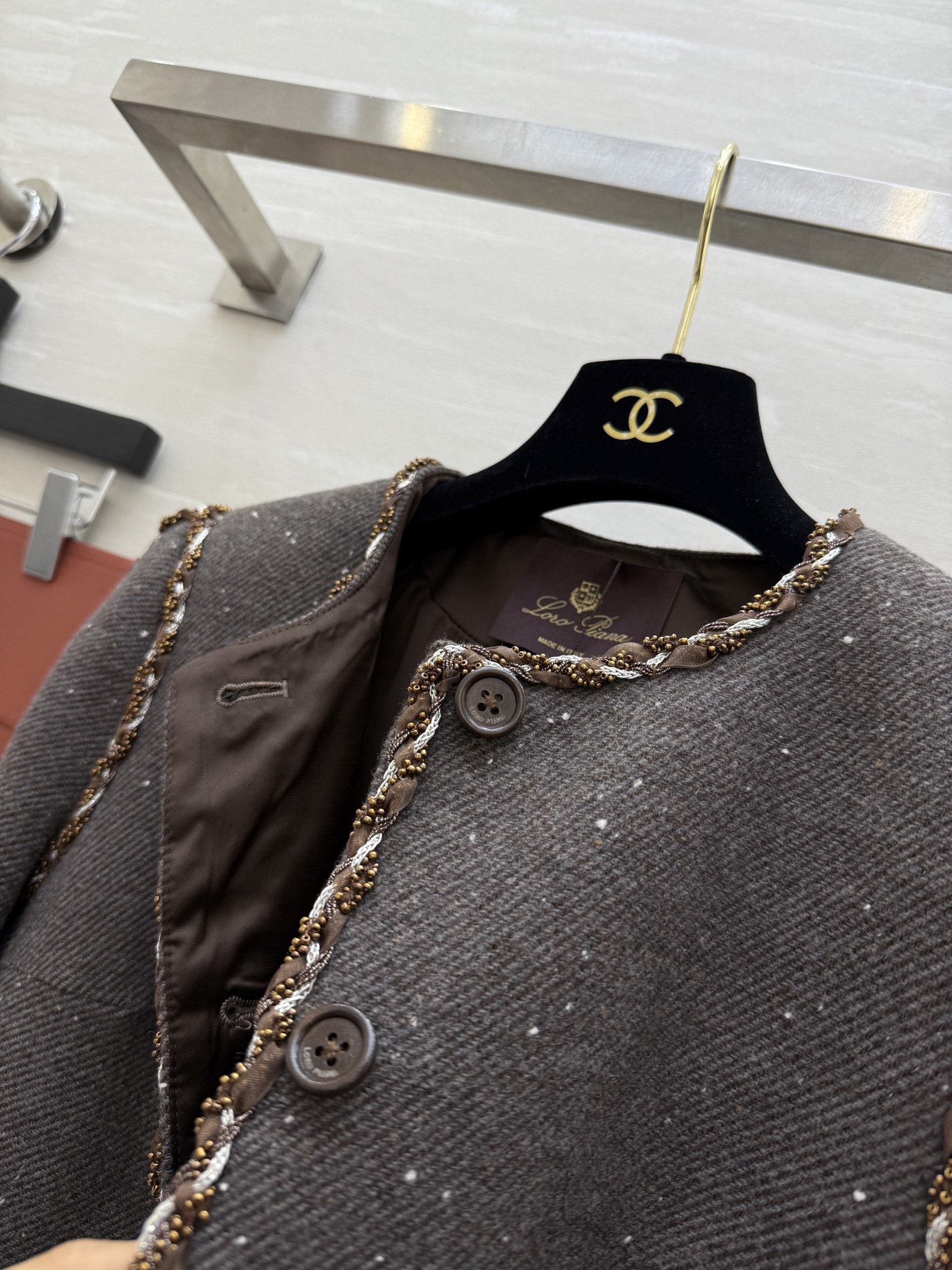 #Loro Pian♡新款 羊毛花呢外套 采用厚实羊毛混纺 保暖有质感 经典圆领无领设计 边缘点缀精致编