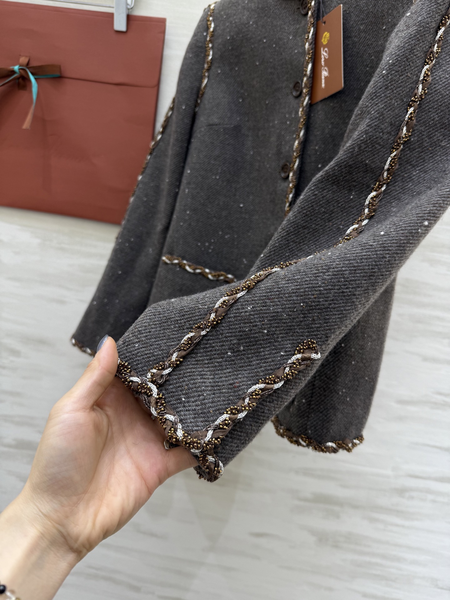 #Loro Pian♡新款 羊毛花呢外套 采用厚实羊毛混纺 保暖有质感 经典圆领无领设计 边缘点缀精致编