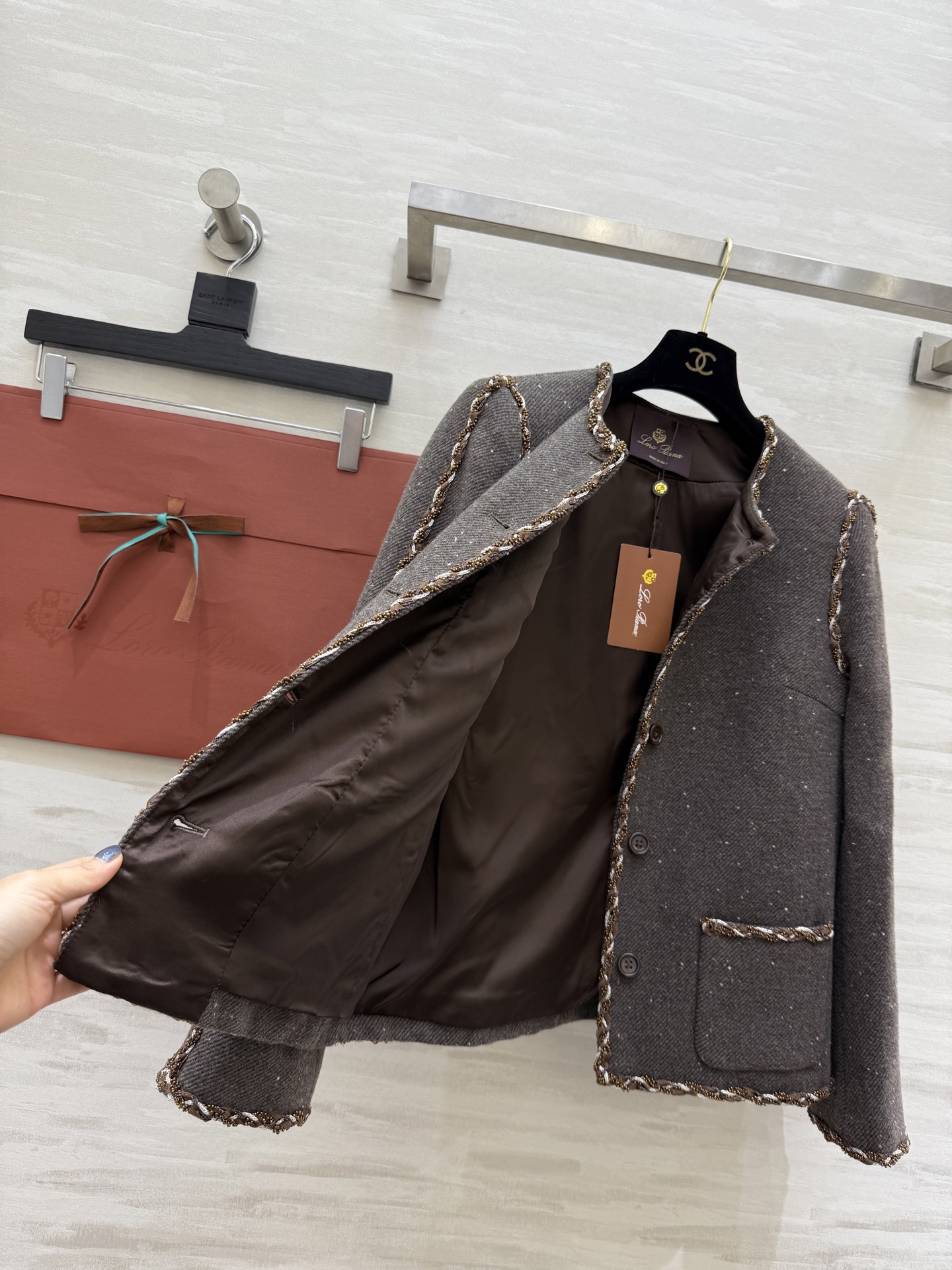 #Loro Pian♡新款 羊毛花呢外套 采用厚实羊毛混纺 保暖有质感 经典圆领无领设计 边缘点缀精致编