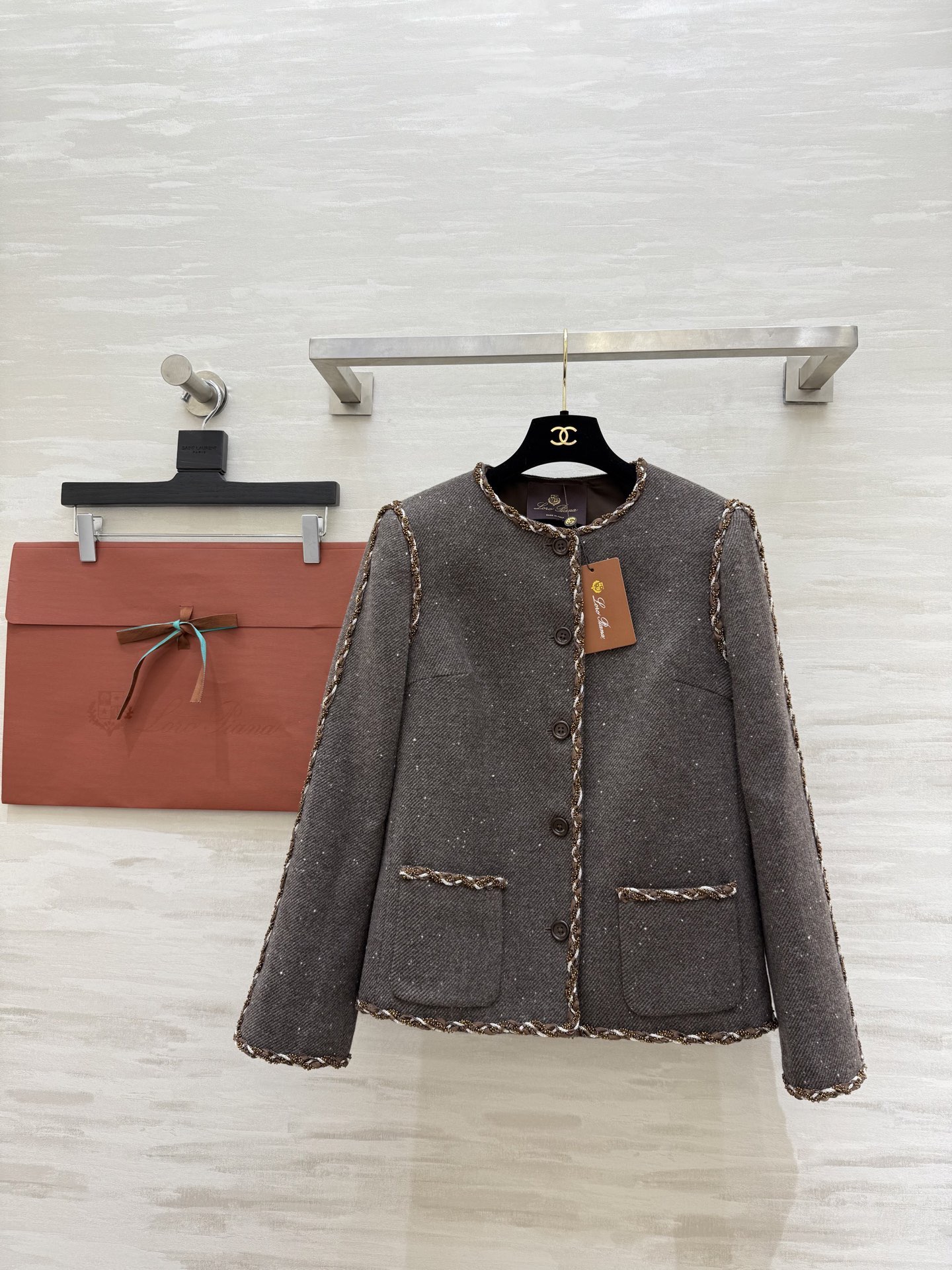NO:737232,#Loro Pian's new wool tweed jacket is made of thick wool blend, warm and textured. Classic round neck collarless design. The edges are embellished with exquisite woven bead chains. Full of details. Double front patch pockets + dark buttons are simple and elegant. Super elegant for autumn and winter!  It looks great with skirts or trousers. It is easy to create a high-end daily look ~ high quality. Available in stock in sizes S/M/L (S size shoulder width 36, bust 92, length 56), loro piana, skirts, jackets & coats,19860909#Loro Pian新款 羊毛花呢外套 采用厚实羊毛混纺 保暖有质感 经典圆领无领设计 边缘点缀精致编织珠链 细节满满 正面双贴袋+深色纽扣简约优雅 秋冬穿超有气质！搭配裙装或裤装都很出彩 轻松打造高级感日常look~高品质 现货来sizeS/M/L（s码肩宽36,胸围92,衣长56）,,loro piana,skirts,jackets & coats,,Women's clothing