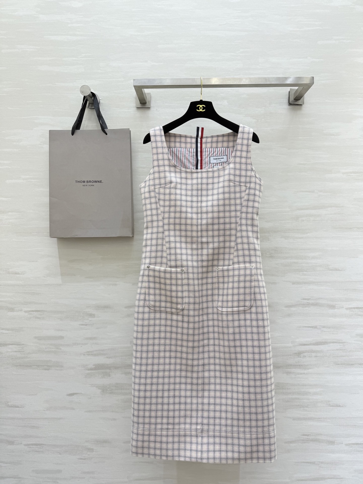 NO:737220,#ThomBrown’s new model, the daughter of a chaebol, vest-style tweed dress, high-quality customization, available in stock, sizeS/M/L (S size bust 86, length 106),,skirts,19860909#ThomBrown新款 财阀千金 背心式花呢连衣裙 高品质定制 现货首发sizeS/M/L（s码胸围86,衣长106）,,skirts,,Women's clothing