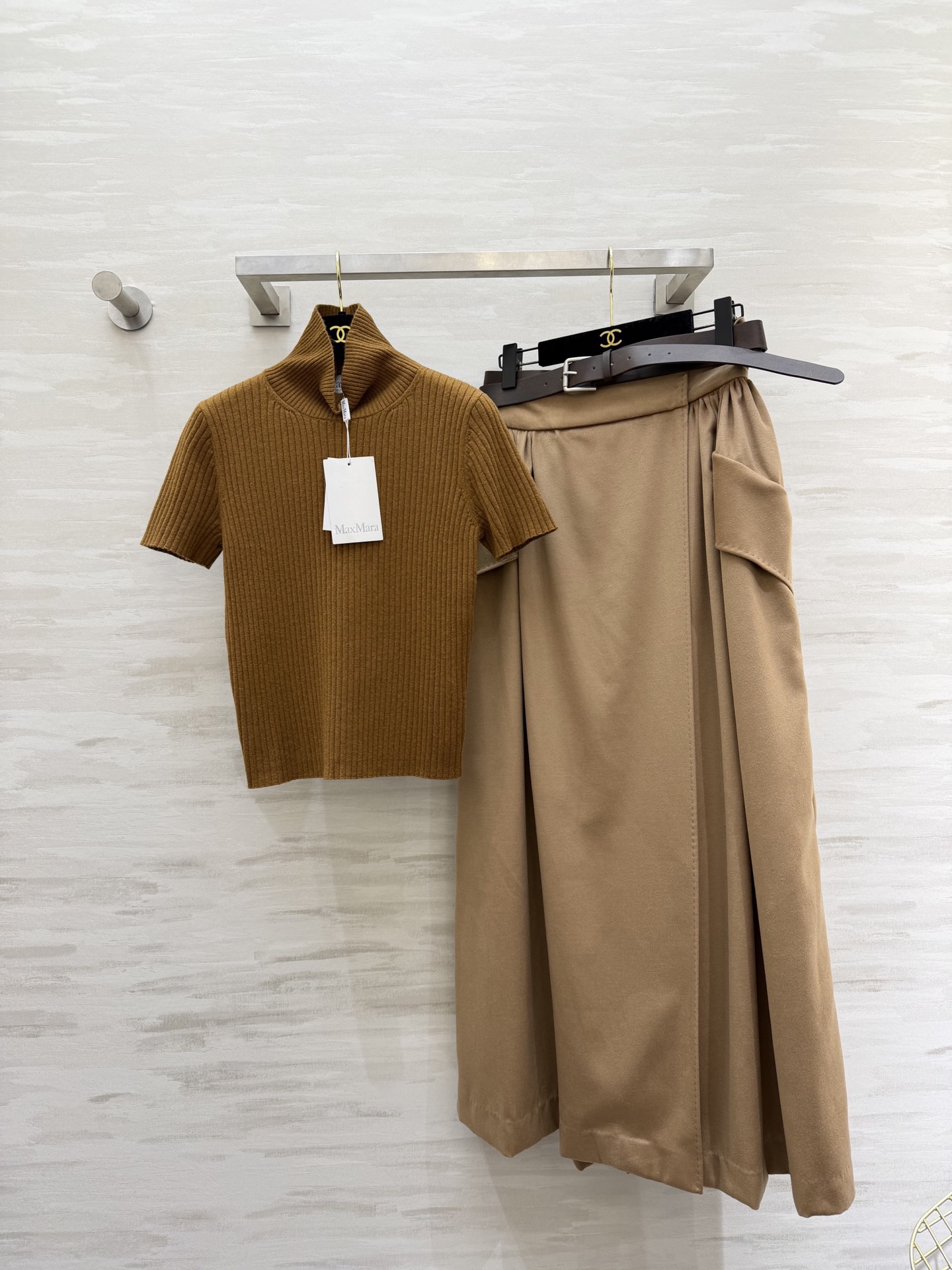 NO:737213,Tops and skirts #Maxmar's new caramel suit, high-necked short-sleeved knitted top + A-line skirt, soft imported wool knitted fabric, caramel tones that show off your temperament, the whole set is super atmospheric, high waistline design + dark brown leather belt, modified body proportions, elegant and intellectual style is easy to achieve!  It can be worn for daily commuting and formal occasions. It can be paired with over-the-knee boots or high heels to complete the look. High-quality customization. Sold separately in sizes S/M/L (S size top shoulder width 34, bust 76, length 48, skirt waist 68, skirt length 99).,,boots,high heels,skirts,T-shirt,19860909上衣,半裙#Maxmar新款 焦糖色套装 高领短袖针织上衣+A字半裙 柔软进口羊毛针织面料 焦糖色调超显气质 整套穿超有氛围感 高腰线设计+深棕皮质腰带 修饰身材比例 优雅知性风轻松拿捏！日常通勤、正式场合都能穿,搭配过膝靴或高跟鞋气质直接拉满 高品质定制 分开发售sizeS/M/L（s码上衣肩宽34,胸围76,衣长48,半裙腰围68,裙长99）.,,boots,high heels,skirts,T-shirt,,Women's clothing