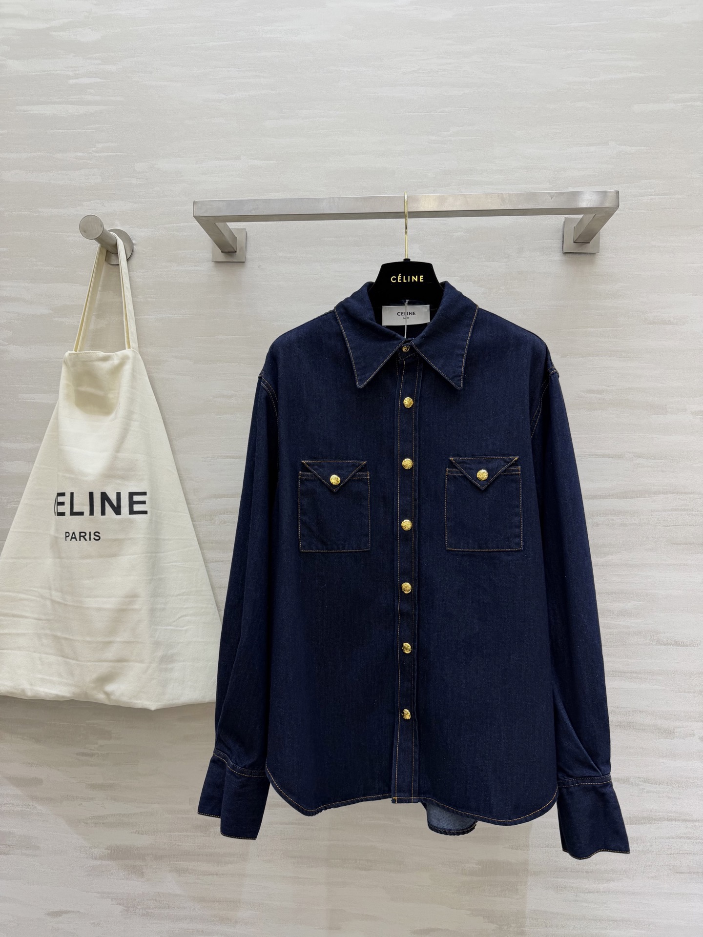 NO:737237,#Celin new denim denim shirt, high quality custom-made, available now, size S/M/L (S size shoulder width 47, chest 118, length 74),,celine,19860909#Celin新款 丹宁牛仔衬衣 高品质定制 现货首发sizeS/M/L（s码肩宽47,胸围118,衣长74）,,celine,,Women's clothing