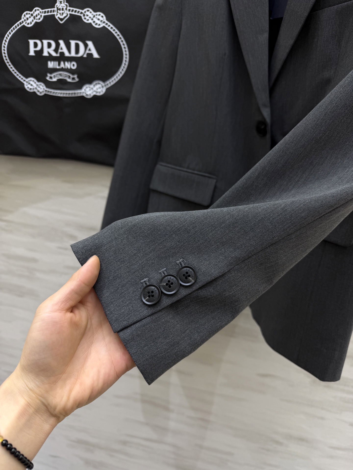#Prad♡²⁶新款 灰色西装外套 经典平驳领 单排两粒扣设计简约大气 灰色低调百搭 通勤日常都能轻松驾