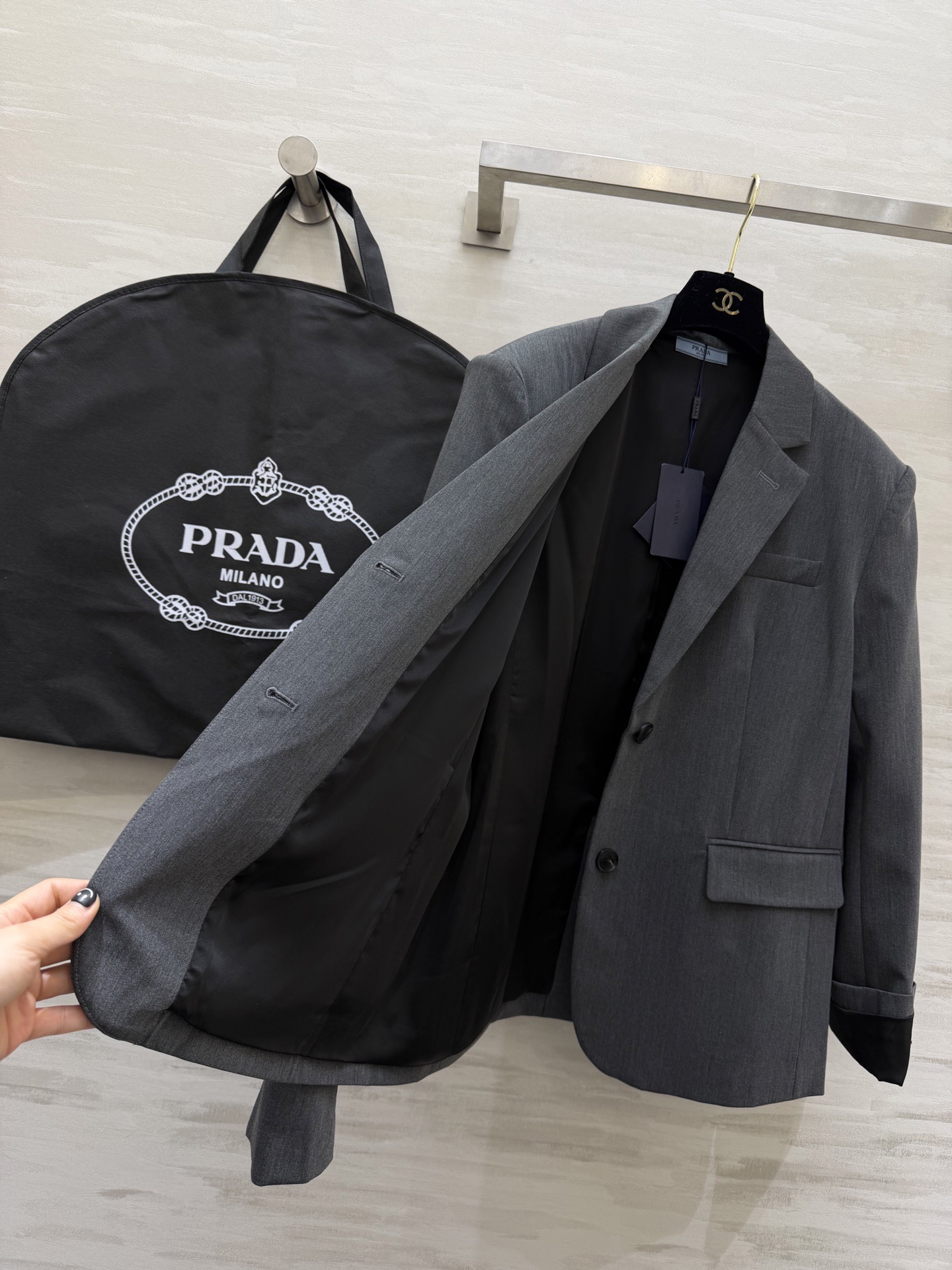 #Prad♡²⁶新款 灰色西装外套 经典平驳领 单排两粒扣设计简约大气 灰色低调百搭 通勤日常都能轻松驾