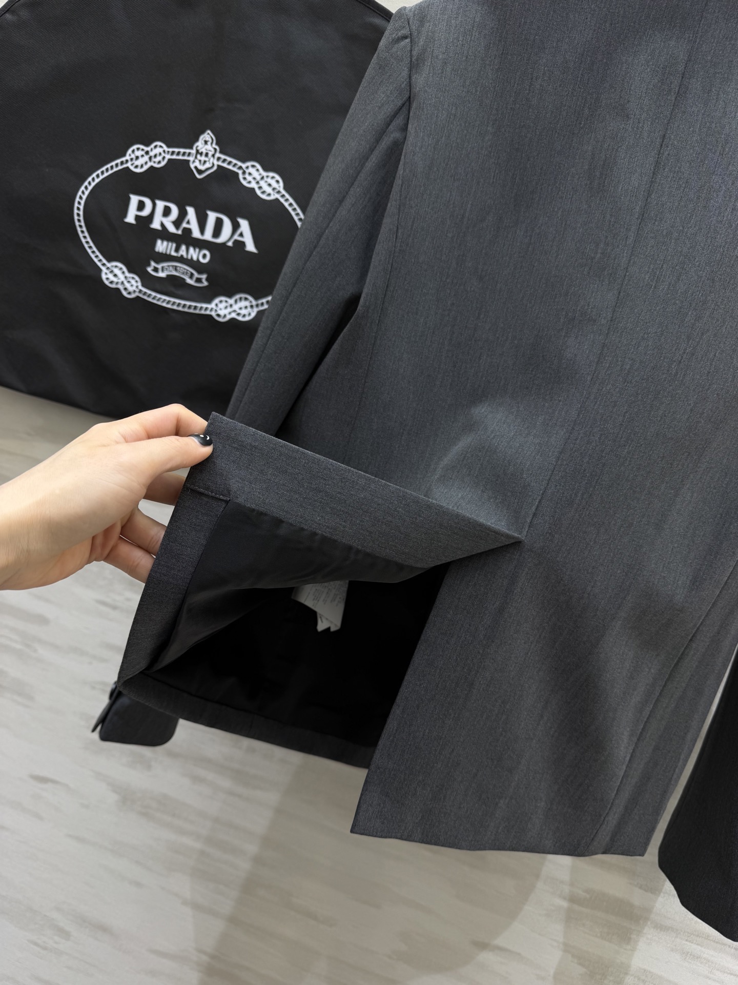 #Prad♡²⁶新款 灰色西装外套 经典平驳领 单排两粒扣设计简约大气 灰色低调百搭 通勤日常都能轻松驾