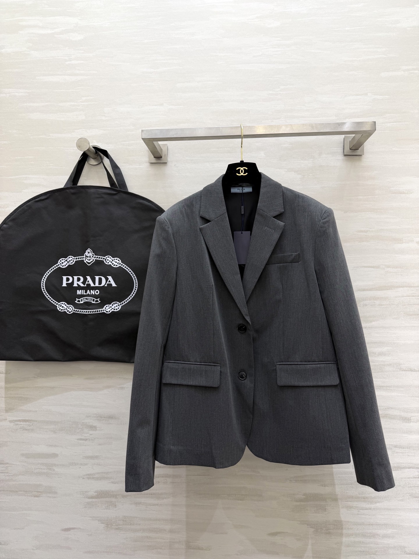 NO:737231,#Prad new style gray suit jacket, classic notch lapel, single-row two-button design, simple and elegant, gray low-key and versatile, can be easily used for commuting and daily use, wool blend fabric has good drape, neat tailoring, flatters the body shape, elegant and capable temperament, easy to get!  High-quality customized ready-made gold size S/M/L (S size shoulder width 44, bust 98, length 63), prada, jackets & coats, business suit, gold,19860909#Prad新款 灰色西装外套 经典平驳领 单排两粒扣设计简约大气 灰色低调百搭 通勤日常都能轻松驾驭 羊毛混纺面料垂感好 剪裁利落 修饰身形 优雅干练气质轻松get！高品质定制 现货黄金sizeS/M/L（s码肩宽44,胸围98,衣长63）,,prada,jackets & coats,business suit,gold,,Women's clothing