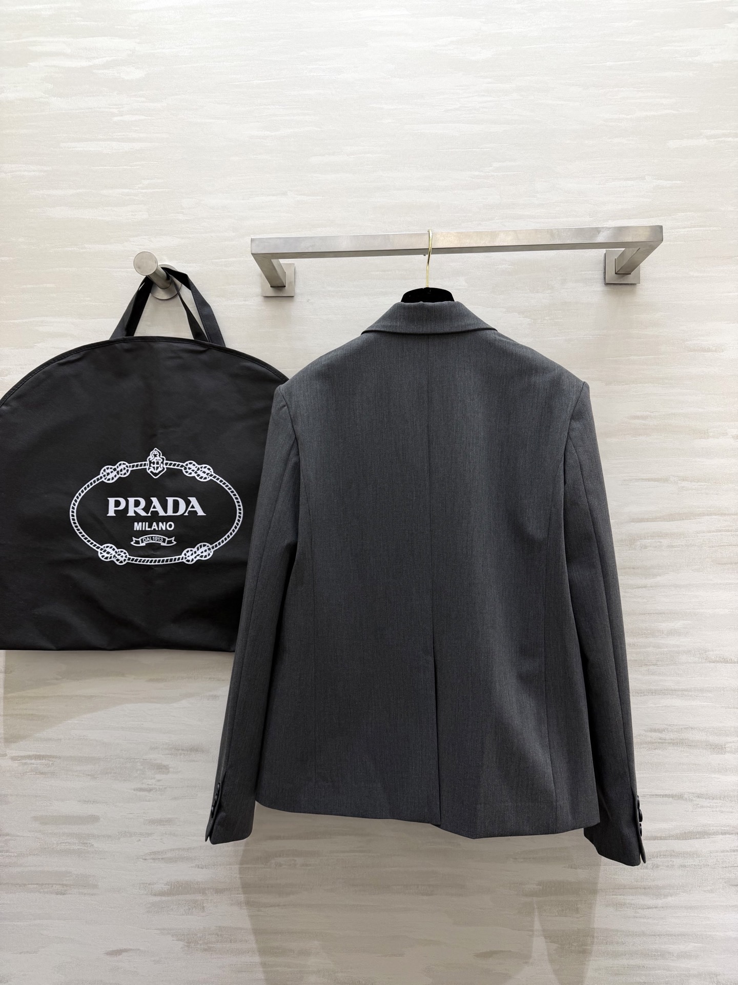 #Prad♡²⁶新款 灰色西装外套 经典平驳领 单排两粒扣设计简约大气 灰色低调百搭 通勤日常都能轻松驾