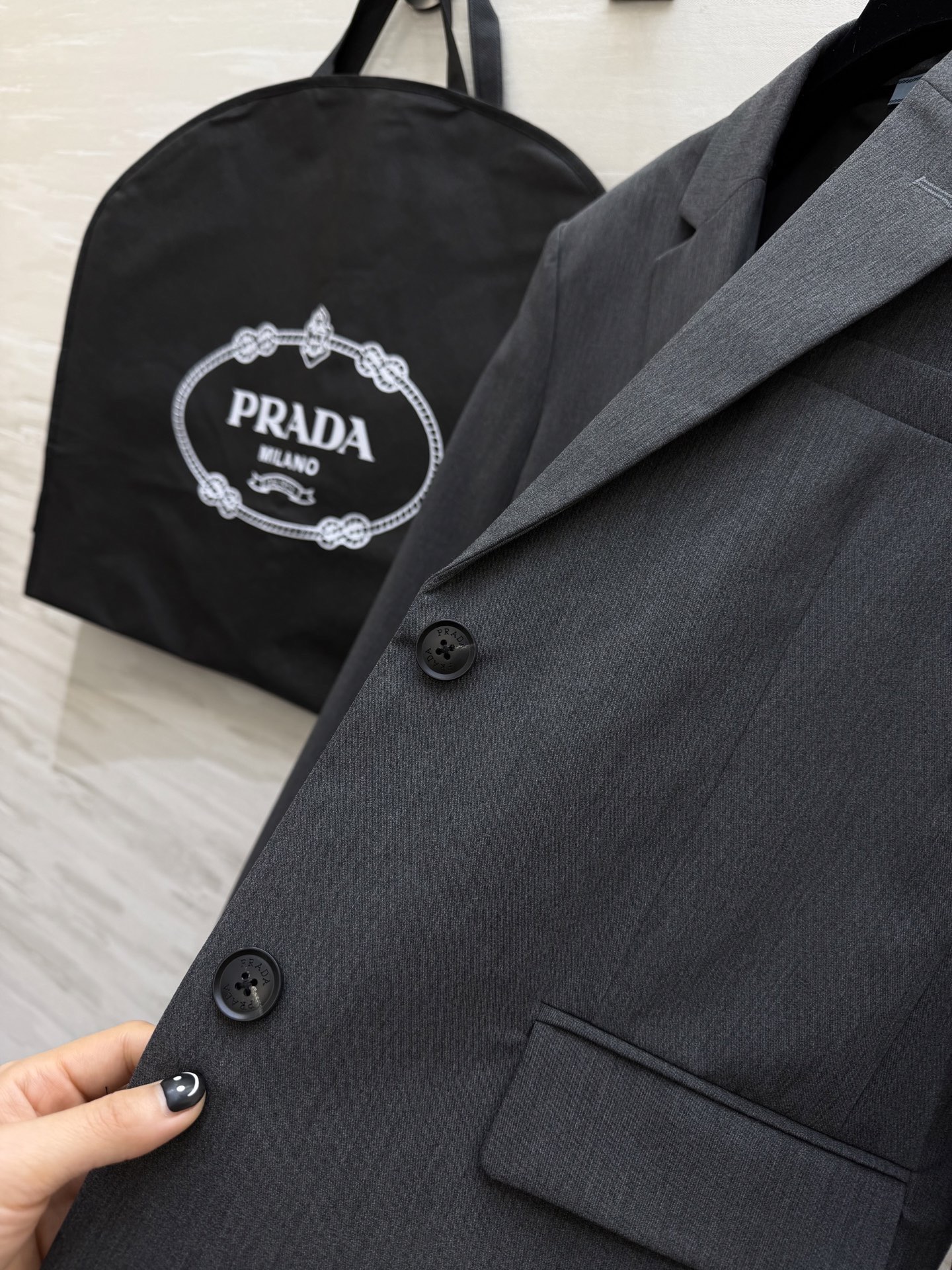#Prad♡²⁶新款 灰色西装外套 经典平驳领 单排两粒扣设计简约大气 灰色低调百搭 通勤日常都能轻松驾