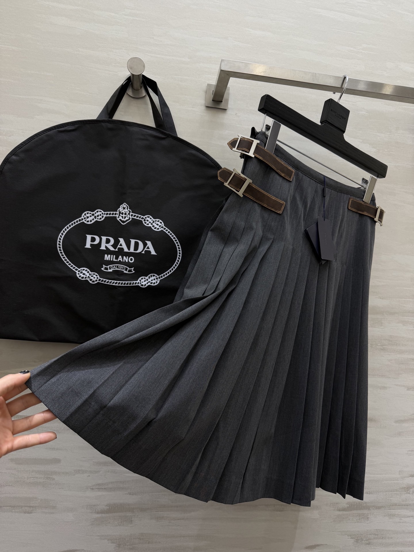 #Prad♡ 灰色百褶半身裙 精纺羊毛材质 A字版型+风琴褶设计 复古学院风满满🎓 腰间三枚皮扣带 细节