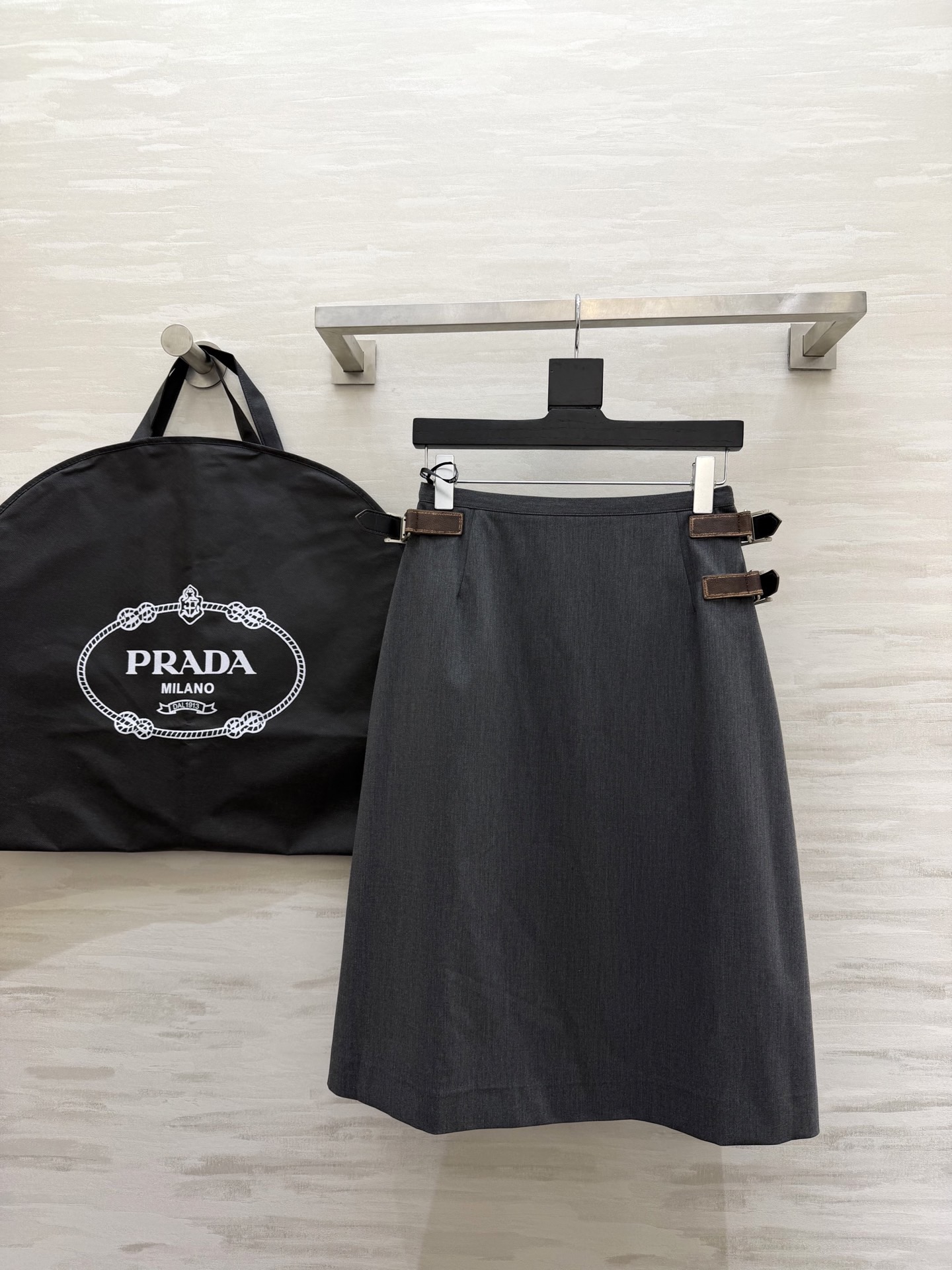 #Prad♡ 灰色百褶半身裙 精纺羊毛材质 A字版型+风琴褶设计 复古学院风满满🎓 腰间三枚皮扣带 细节