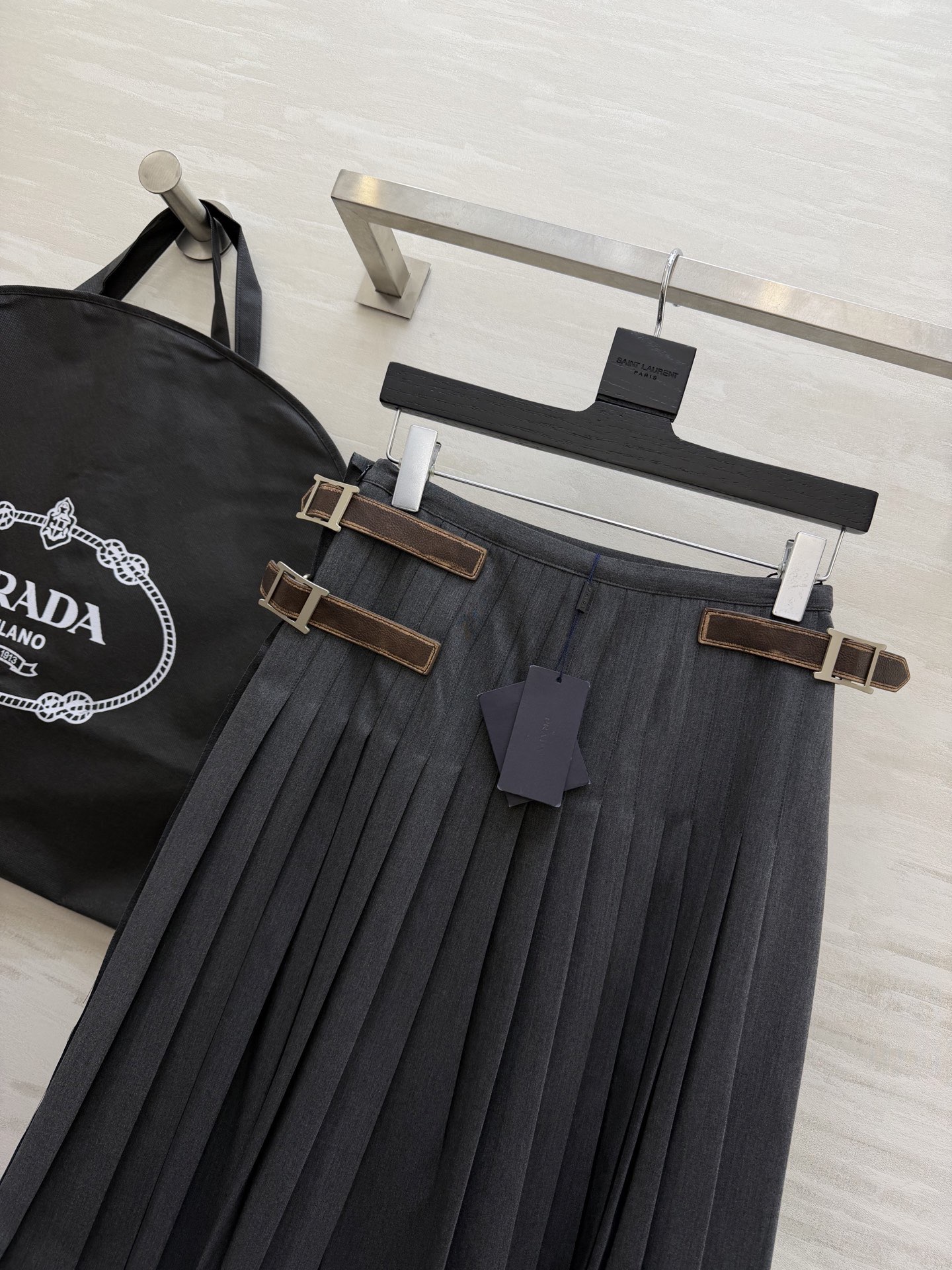 #Prad♡ 灰色百褶半身裙 精纺羊毛材质 A字版型+风琴褶设计 复古学院风满满🎓 腰间三枚皮扣带 细节