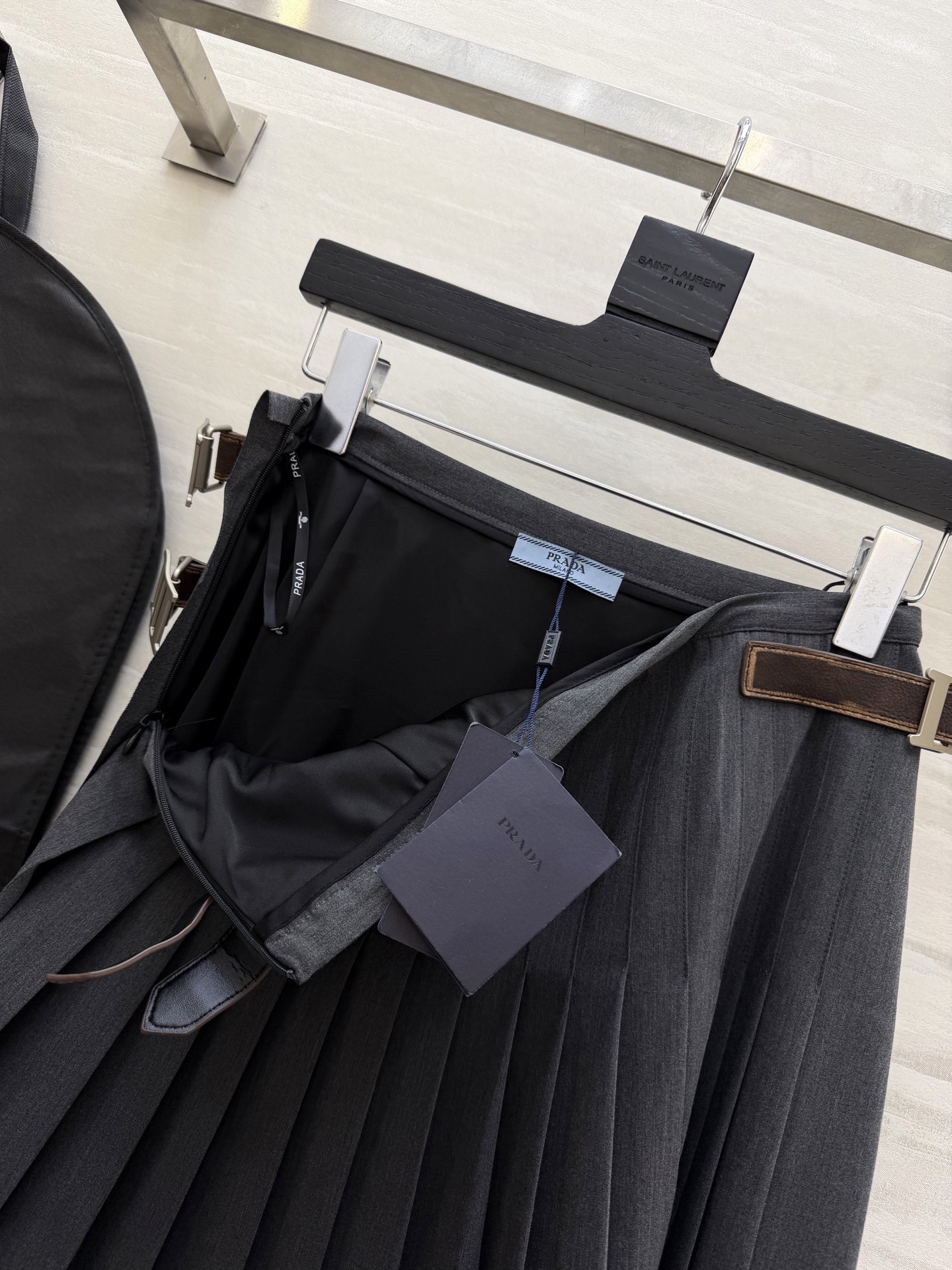 #Prad♡ 灰色百褶半身裙 精纺羊毛材质 A字版型+风琴褶设计 复古学院风满满🎓 腰间三枚皮扣带 细节