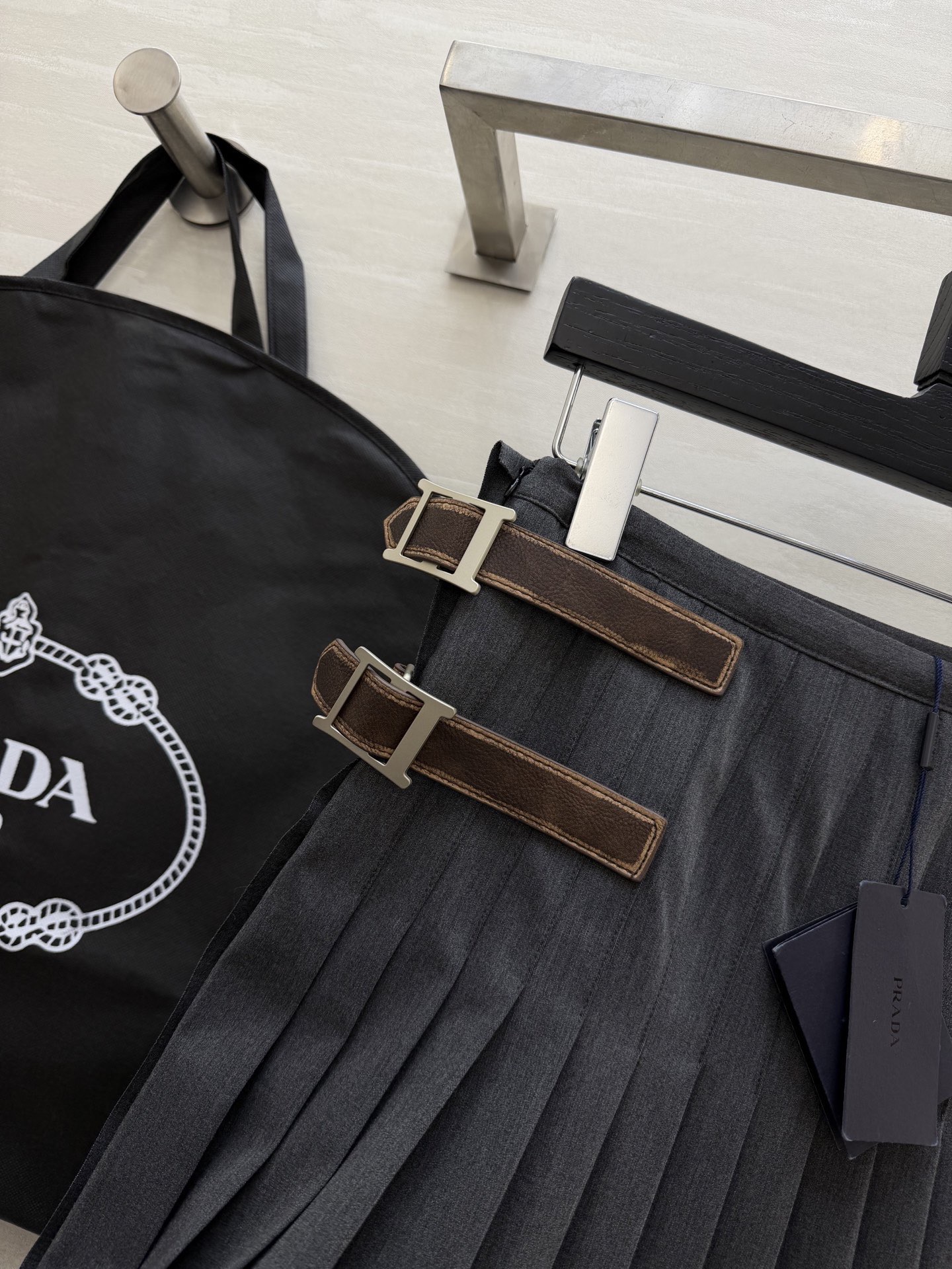 #Prad♡ 灰色百褶半身裙 精纺羊毛材质 A字版型+风琴褶设计 复古学院风满满🎓 腰间三枚皮扣带 细节