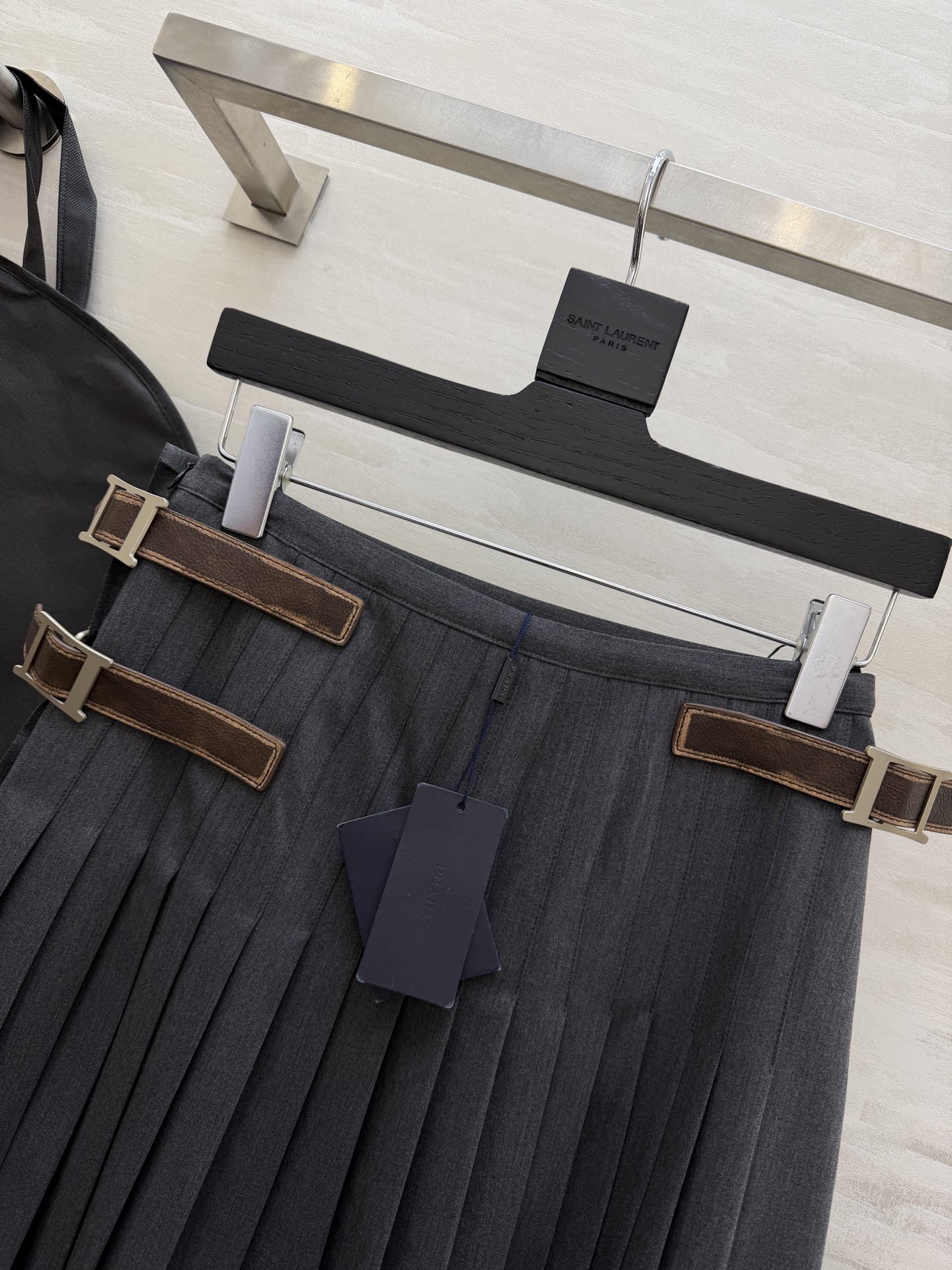 #Prad♡ 灰色百褶半身裙 精纺羊毛材质 A字版型+风琴褶设计 复古学院风满满🎓 腰间三枚皮扣带 细节