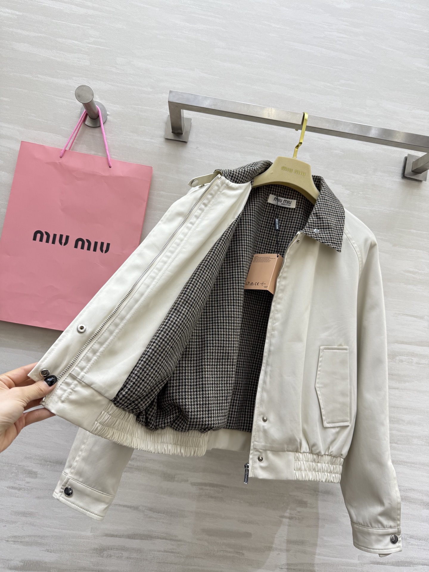 #Miumi♡新款 夹克外套 高品质 现货来size：S/M/L（s码胸围：112，衣长：52）