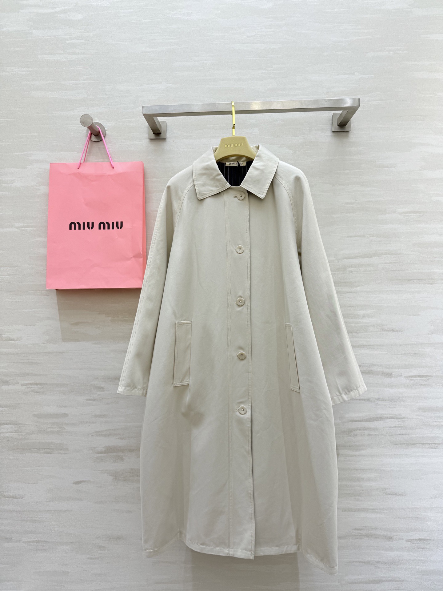 NO:737221,#Miumi new minimalist windbreaker jacket, high quality customization, available in stock first size S/M/L (S size bust 116, length 106,,miumiu,jackets & coats,19860909#Miumi新款 极简主义风衣外套 高品质定制 现货首发sizeS/M/L（s码胸围116,衣长106,,miumiu,jackets & coats,,Women's clothing