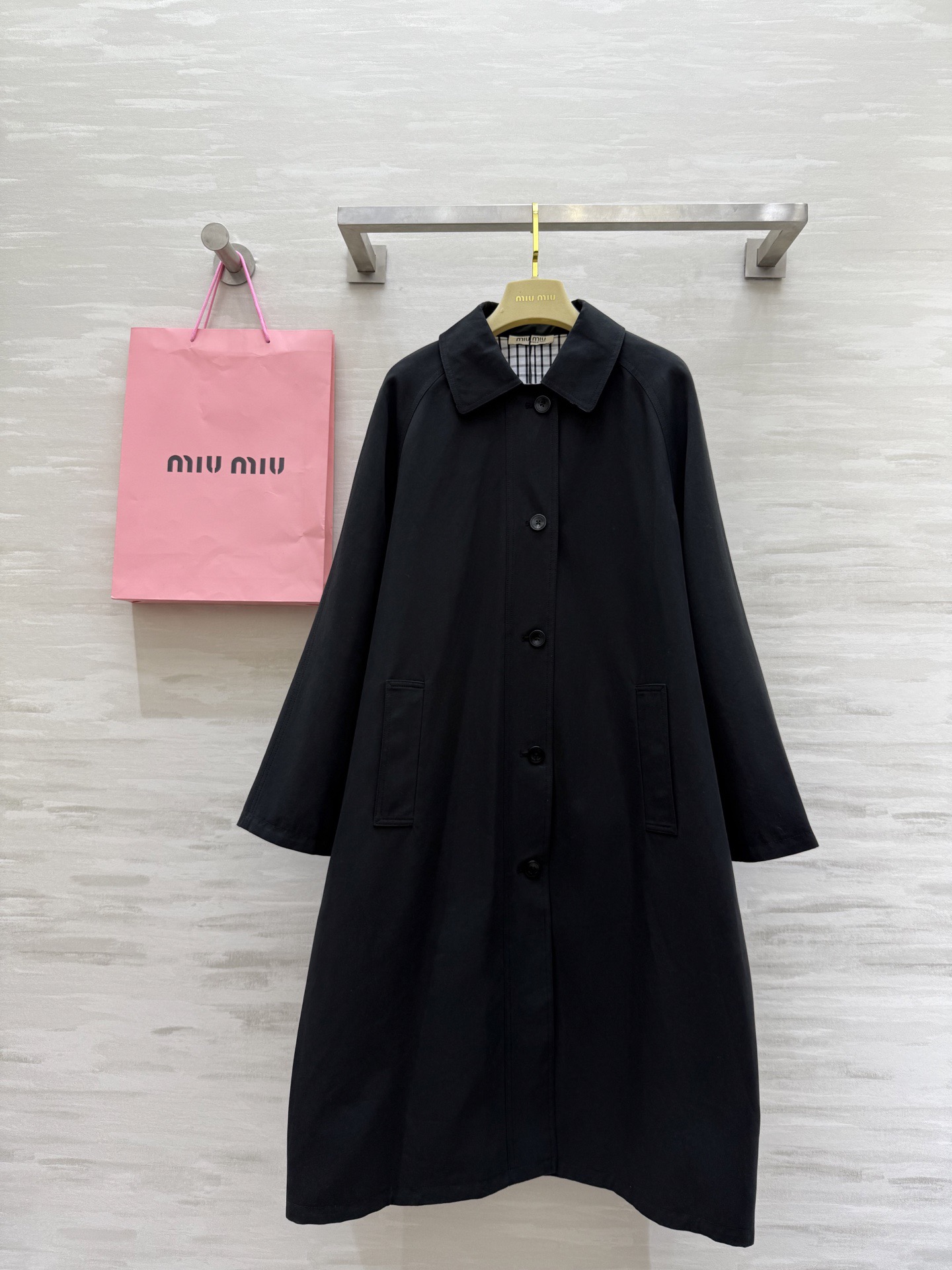 NO:737215,#Miumi new minimalist windbreaker jacket, high quality customization, available in stock first size S/M/L (S size bust 116, length 106),,miumiu,jackets & coats,19860909#Miumi新款 极简主义风衣外套 高品质定制 现货首发sizeS/M/L（s码胸围116,衣长106）,,miumiu,jackets & coats,,Women's clothing