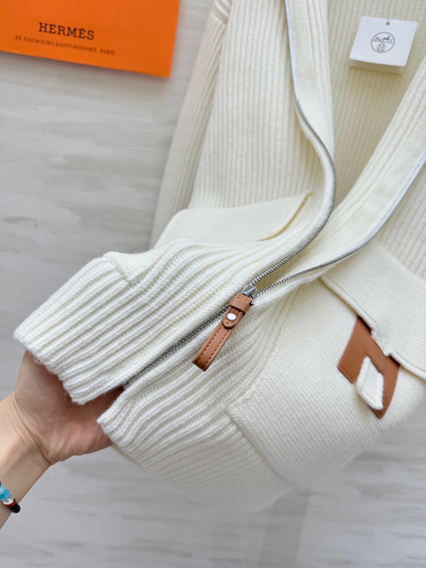 #Herme♡新款 H口袋拼皮毛衣 乳白罗纹针织＋棕色皮革口袋 简约又有辨识度 100%美丽诺绵羊毛 柔