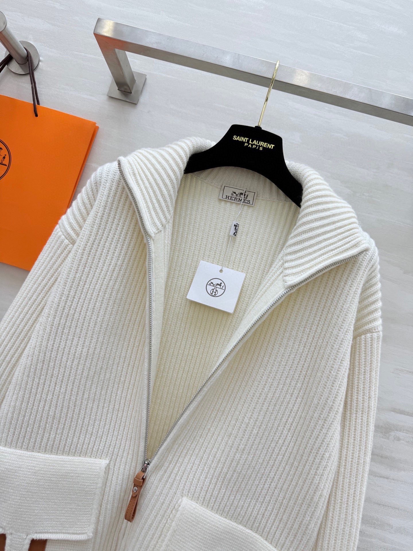 #Herme♡新款 H口袋拼皮毛衣 乳白罗纹针织＋棕色皮革口袋 简约又有辨识度 100%美丽诺绵羊毛 柔