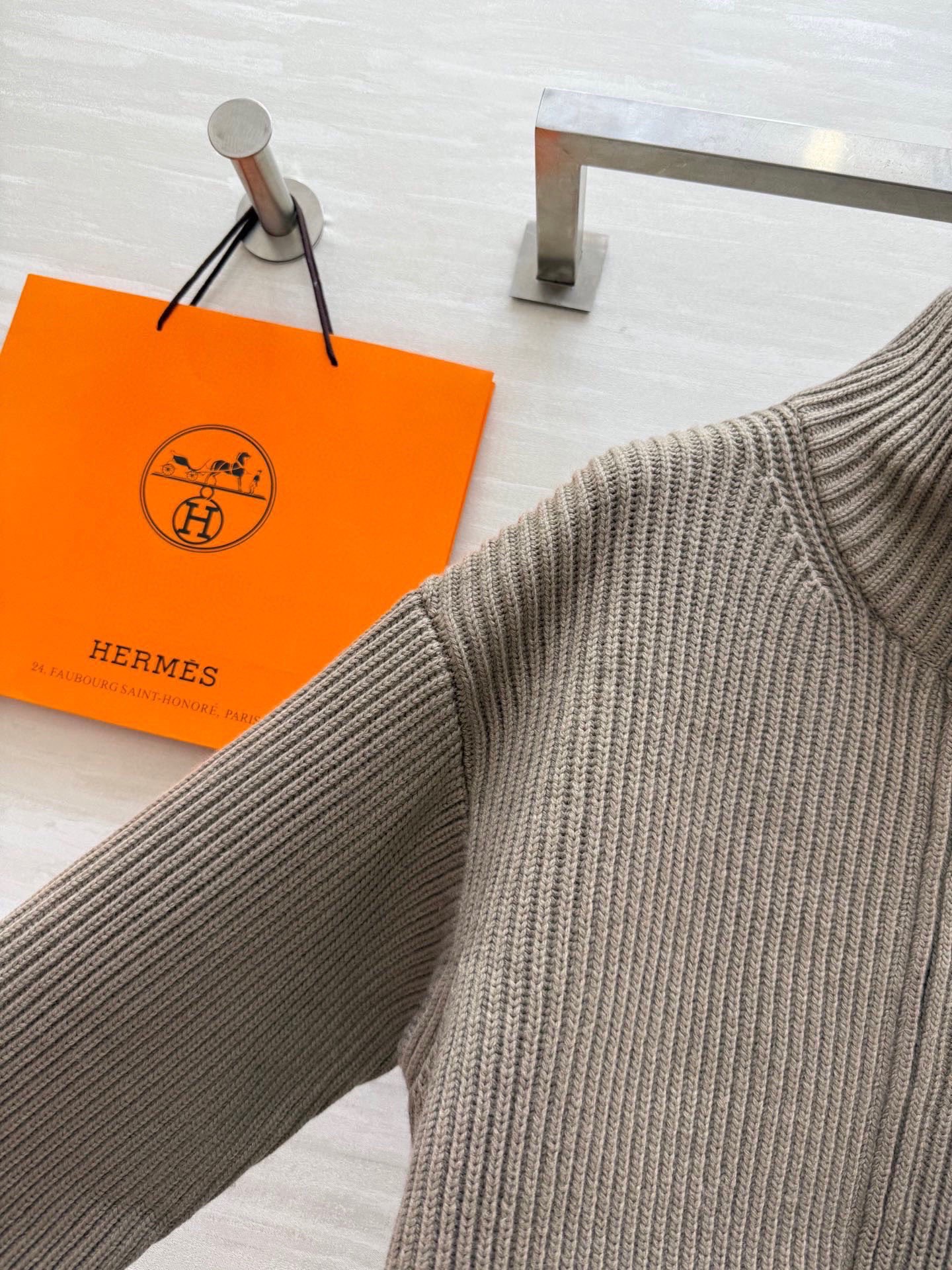 #Herme♡新款 H口袋拼皮毛衣 罗纹针织＋棕色皮革口袋 简约又有辨识度 100%美丽诺绵羊毛 柔软亲