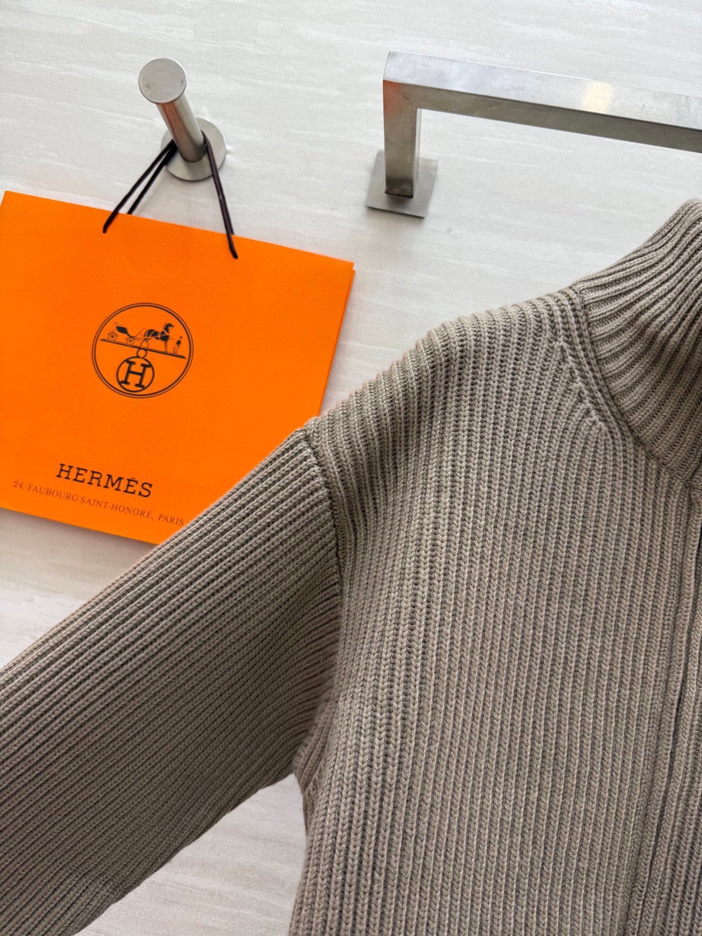 #Herme♡新款 H口袋拼皮毛衣 罗纹针织＋棕色皮革口袋 简约又有辨识度 100%美丽诺绵羊毛 柔软亲