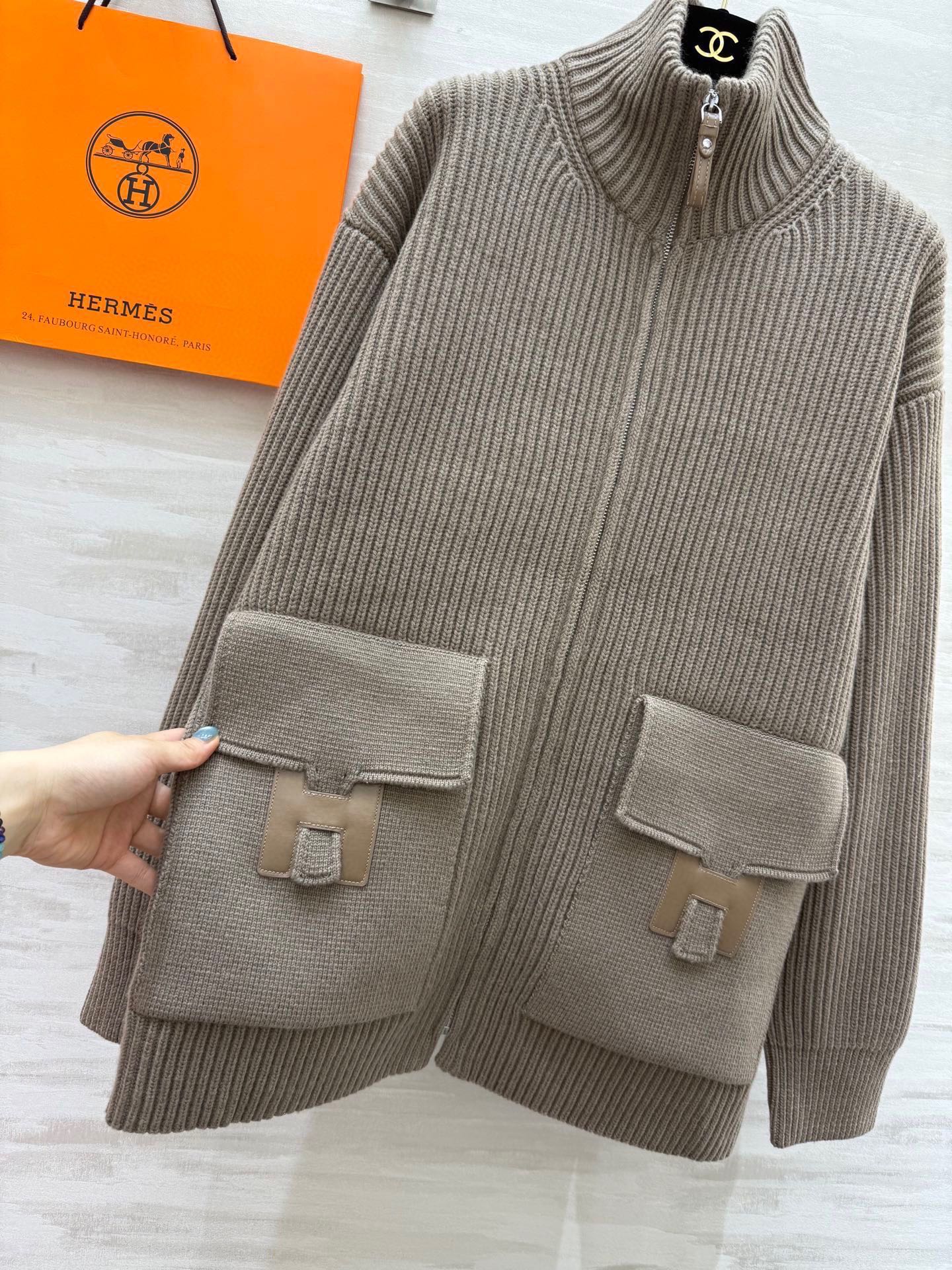 #Herme♡新款 H口袋拼皮毛衣 罗纹针织＋棕色皮革口袋 简约又有辨识度 100%美丽诺绵羊毛 柔软亲