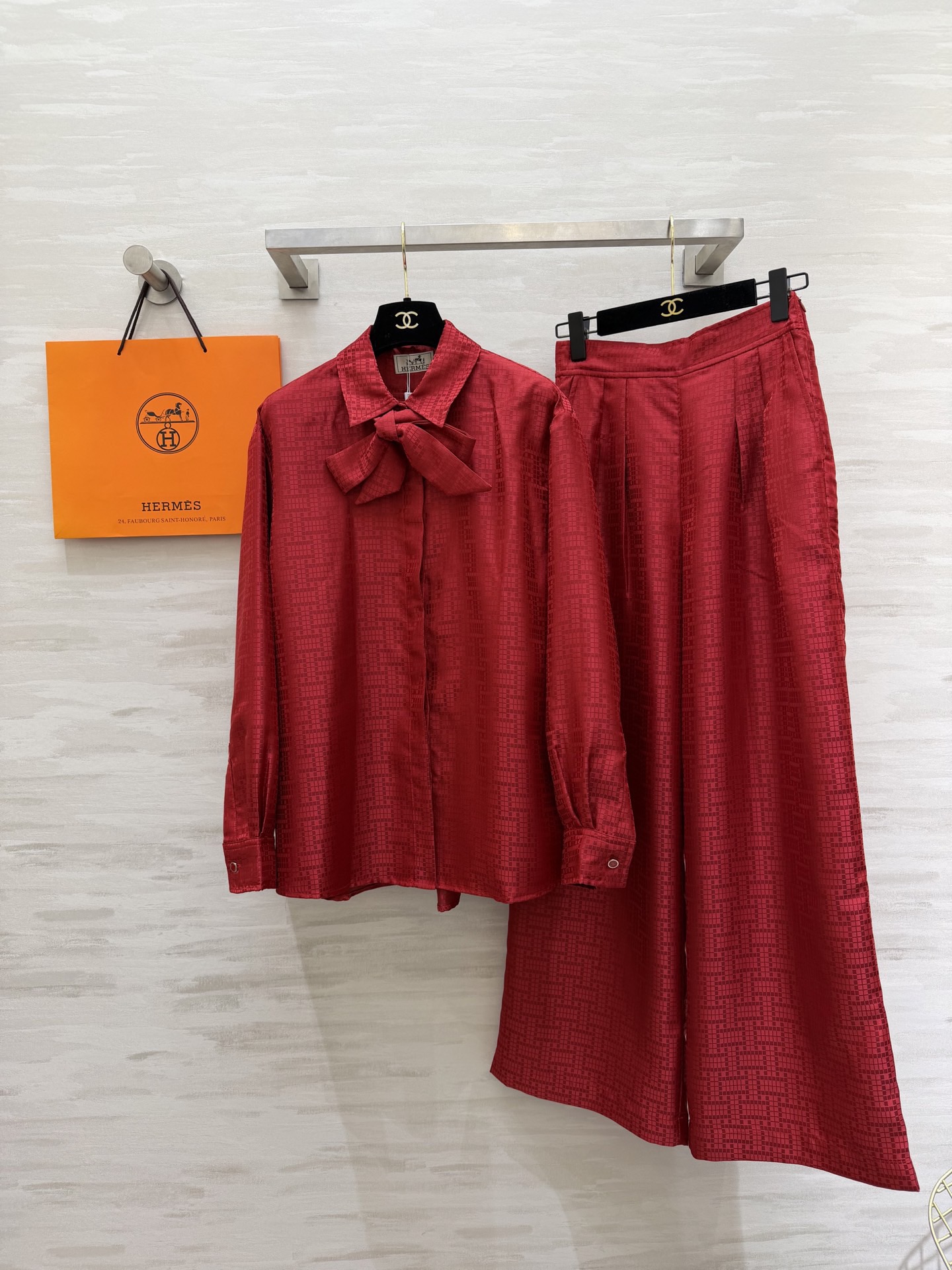 NO:737348,Shirts, trousers #Herme new spring and summer style. Ribbon shirt + high-waisted wide-leg pants. High-luxury style. Acetate Tencel blended jacquard fabric is silky and slightly shiny. Perfect drape. The ribbon on the neckline is super elegant. The details of the logo buttons on the cuffs are very delicate. The wide-leg pants are neatly cut to modify the leg shape. Overall intellectual and elegant!  It can be easily matched for commuting, parties, and street photography!  High-quality customization, sold separately sizes S/M/L (S size shoulder width 46, bust, length 65, pants waist 66, hips 100, pants length 101),, hermes, shirts,19860909衬衣,裤子#Herme春夏新款 飘带衬衫+高腰阔腿裤 高奢风格 醋酸天丝混纺提花面料丝滑有微光泽 垂坠感满分 领口飘带超优雅 袖口logo纽扣细节很精致 阔腿裤型剪裁利落 修饰腿型 整体知性又大气！通勤、聚会、街拍都能轻松驾驭搭配！高品质定制 分开发售 sizeS/M/L（s码肩宽46,胸围,衣长65,裤子腰围66,臀围100,裤长101）,,hermes,shirts,,Women's clothing