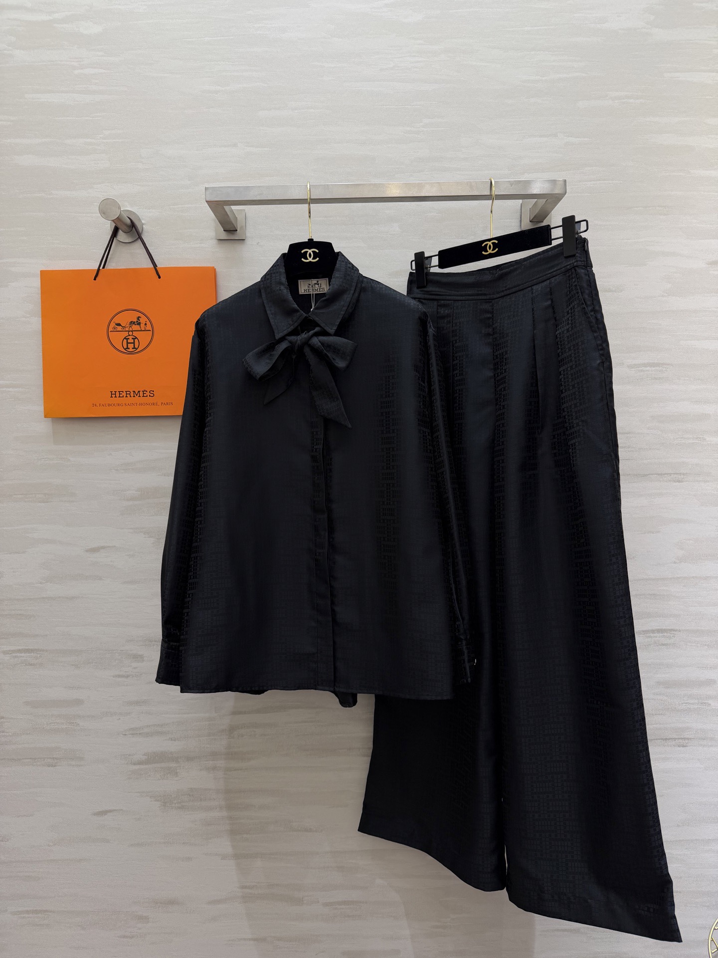 NO:737344,Shirts, trousers #Herme new spring and summer style. Ribbon shirt + high-waisted wide-leg pants. High-luxury style. Acetate Tencel blended jacquard fabric is silky and slightly shiny. Perfect drape. The ribbon on the neckline is super elegant. The details of the logo buttons on the cuffs are very delicate. The wide-leg pants are neatly cut to modify the leg shape. Overall intellectual and elegant!  It can be easily matched for commuting, parties, and street photography!  High-quality customization, sold separately sizes S/M/L (S size shoulder width 46, bust, length 65, pants waist 66, hips 100, pants length 101).,,hermes,shirts,19860909衬衣,裤子#Herme春夏新款 飘带衬衫+高腰阔腿裤 高奢风格 醋酸天丝混纺提花面料丝滑有微光泽 垂坠感满分 领口飘带超优雅 袖口logo纽扣细节很精致 阔腿裤型剪裁利落 修饰腿型 整体知性又大气！通勤、聚会、街拍都能轻松驾驭搭配！高品质定制 分开发售 sizeS/M/L（s码肩宽46,胸围,衣长65,裤子腰围66,臀围100,裤长101）.,,hermes,shirts,,Women's clothing