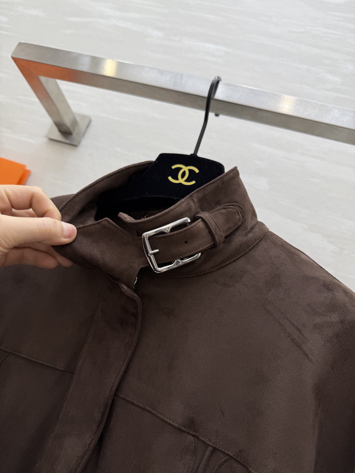 #Herme♡²⁶新款 棕色麂皮绒短款夹克 立领设计复古时髦 短款剪裁超显高 麂皮绒材质柔软有质感 高品