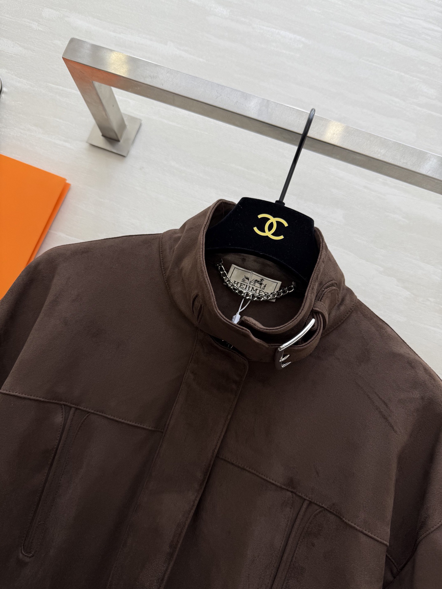 #Herme♡²⁶新款 棕色麂皮绒短款夹克 立领设计复古时髦 短款剪裁超显高 麂皮绒材质柔软有质感 高品