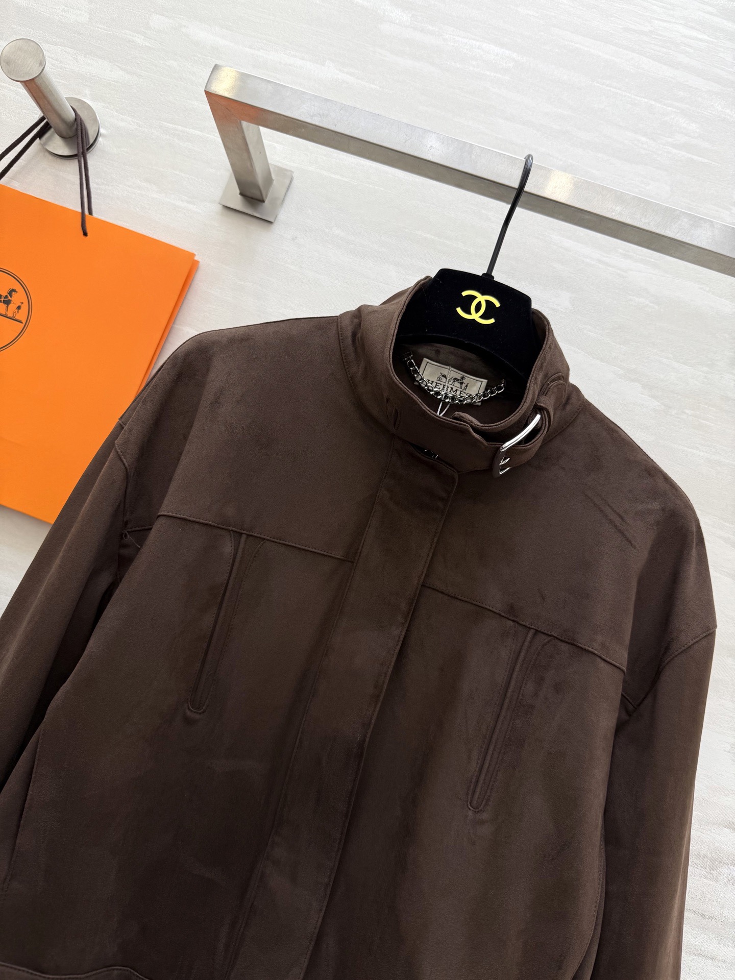 #Herme♡²⁶新款 棕色麂皮绒短款夹克 立领设计复古时髦 短款剪裁超显高 麂皮绒材质柔软有质感 高品